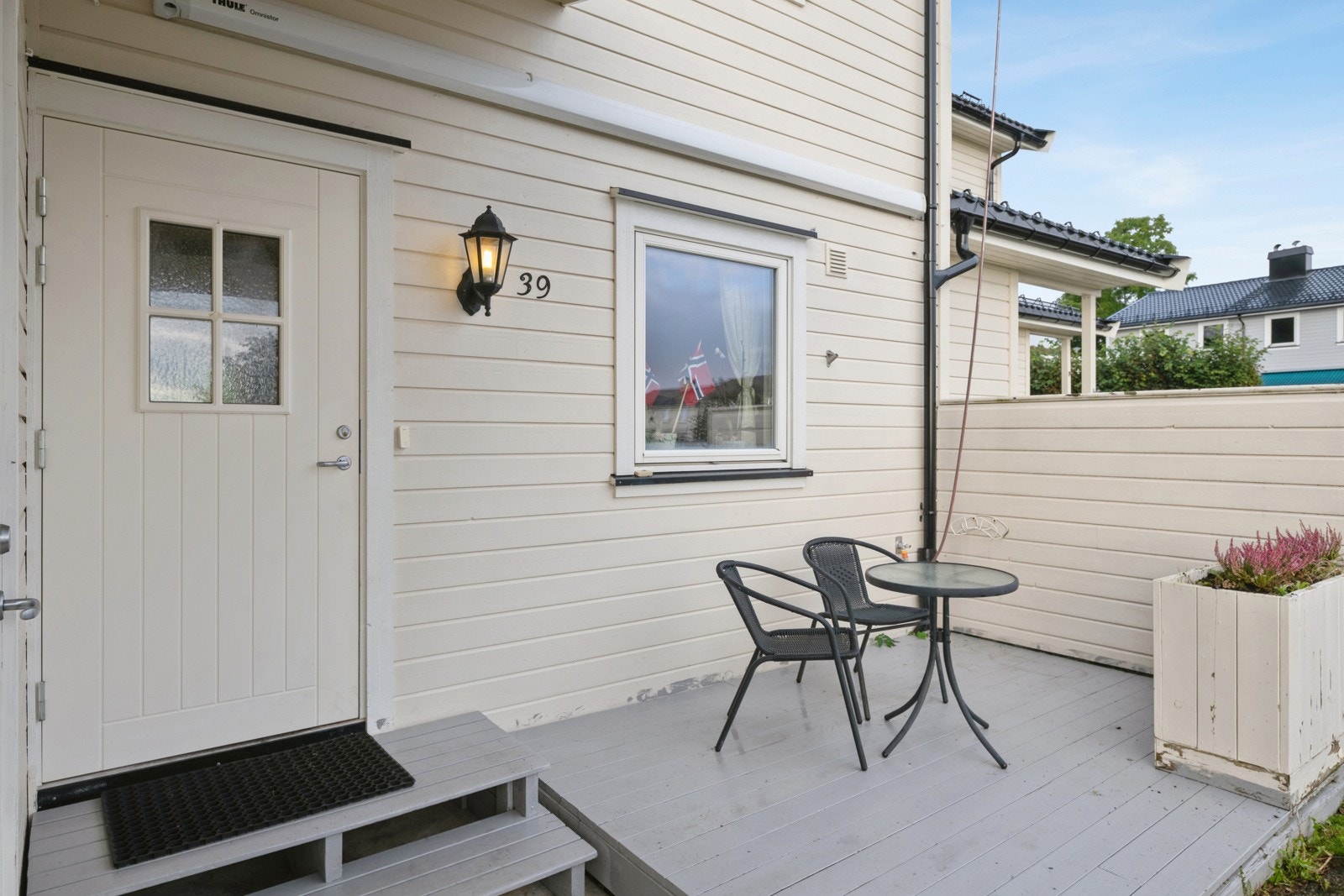 Adkomstterrasse på ca. 7 kvm med tilknyttet utebod. Galleribilde