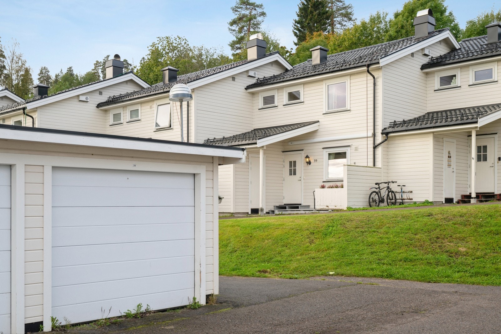 Det medfølger garasje i felles rekke. Garasjen har elektrisk port. Galleribilde