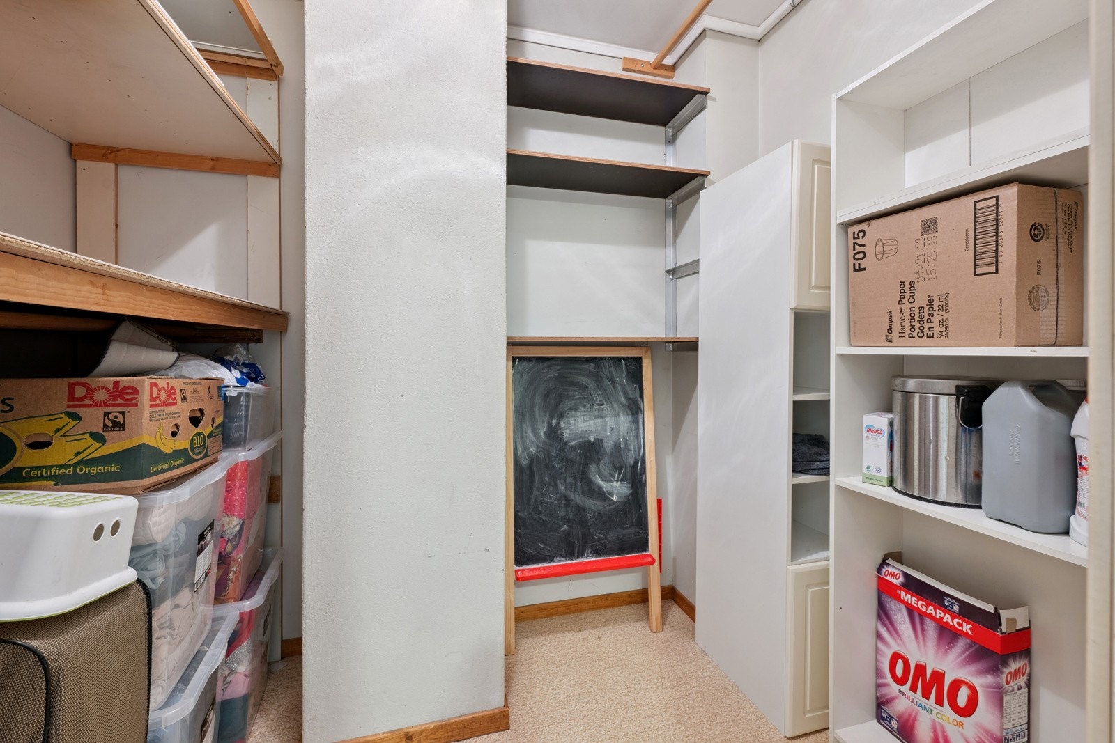 Det er innendørs bod ved entré, samt utebod ved inngangspartiet. Galleribilde