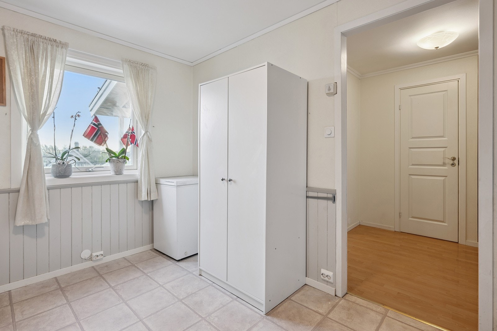 Det er god plass til ekstra skap, fryser eller spisebord. Galleribilde