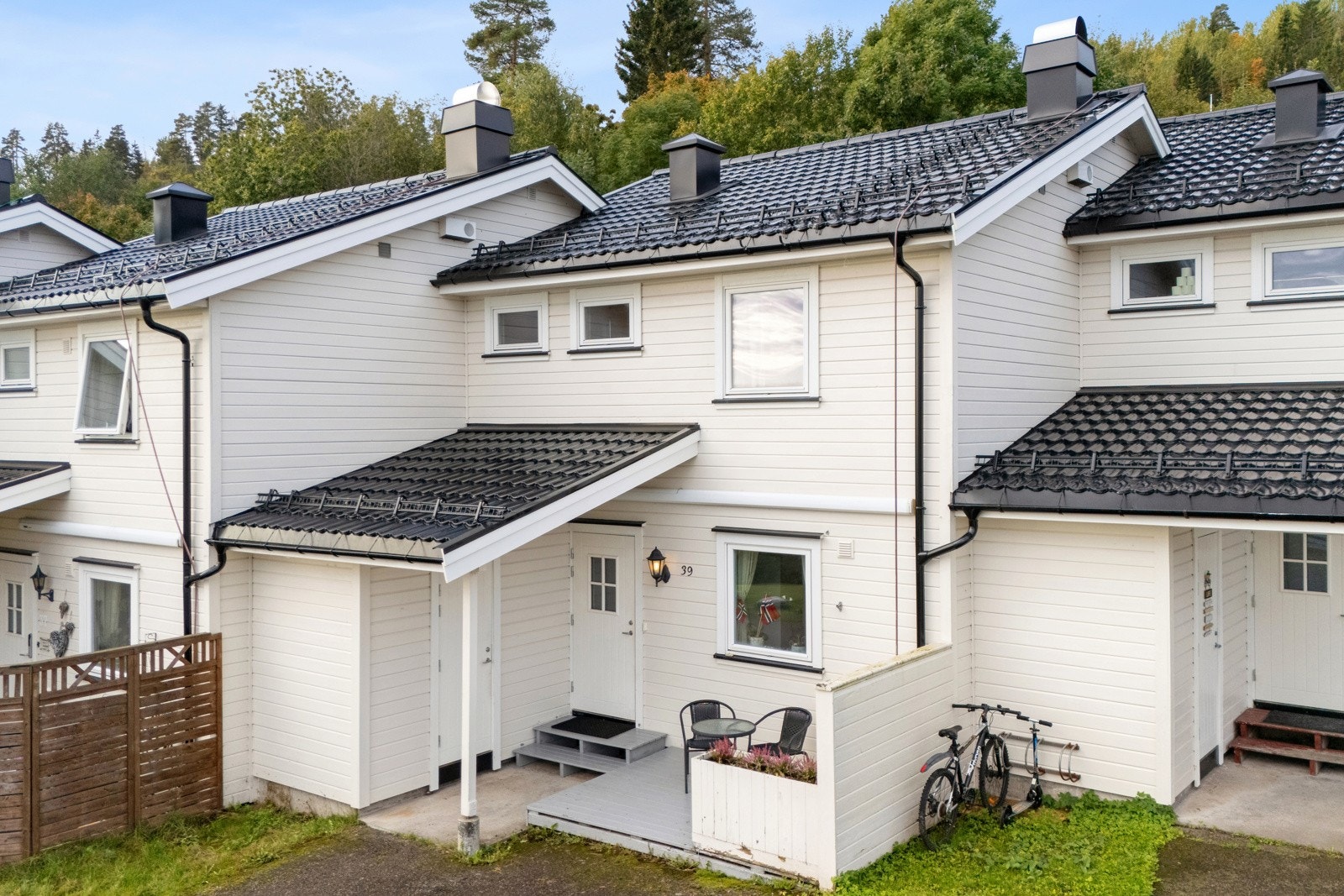 Velkommen til Kleiverudveien 39 og et pent rekkehus i et meget barnevennlig nabolag. Galleribilde