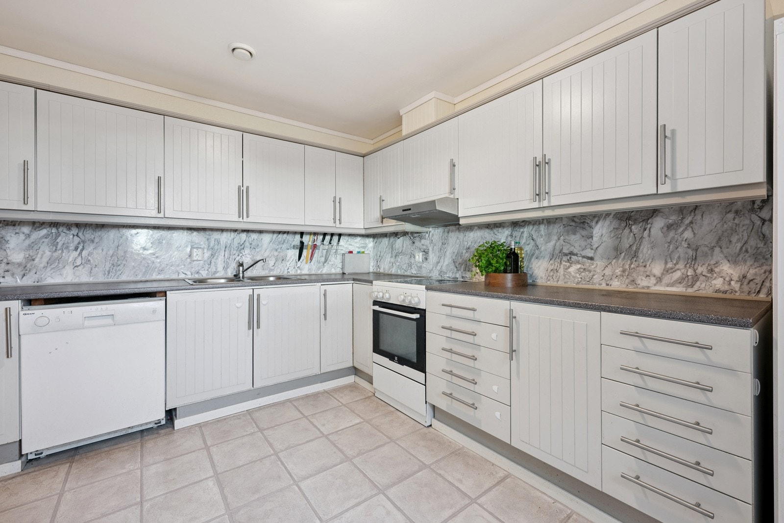 Separat og romslig kjøkken med god lagringsplass. Galleribilde