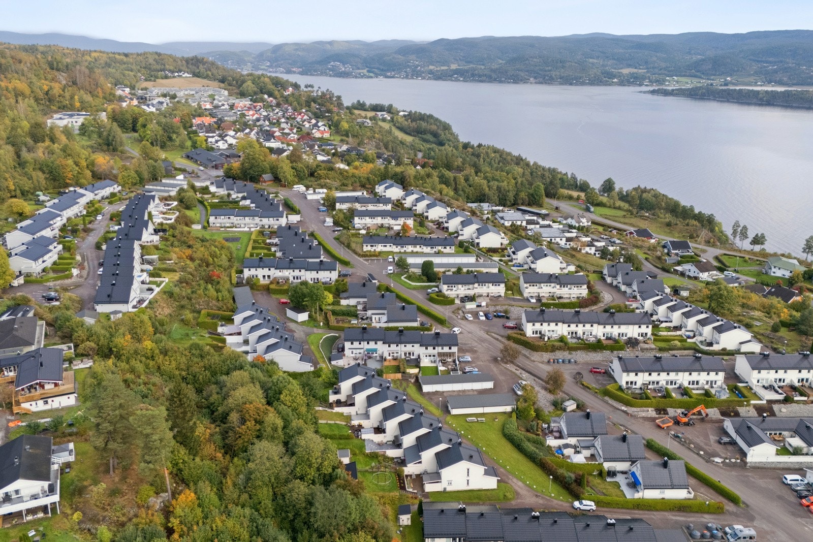 Boligen ligger i et attraktivt område for barnefamilier, med skole og barnehage rett ved, mange lekekamerater, og kort vei til marka. Galleribilde