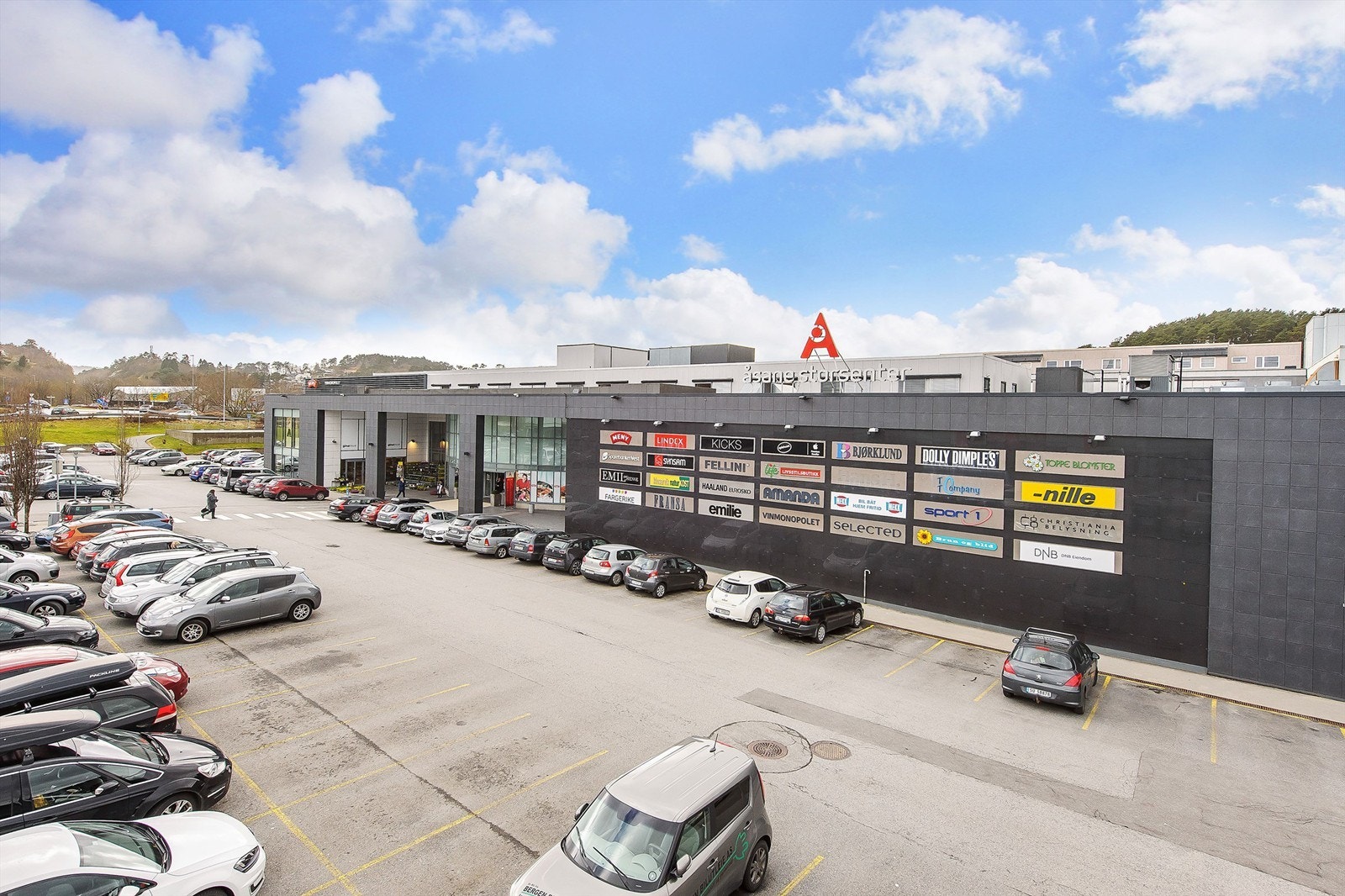 Åsane storsenter i gangavstand fra tomten. Galleribilde