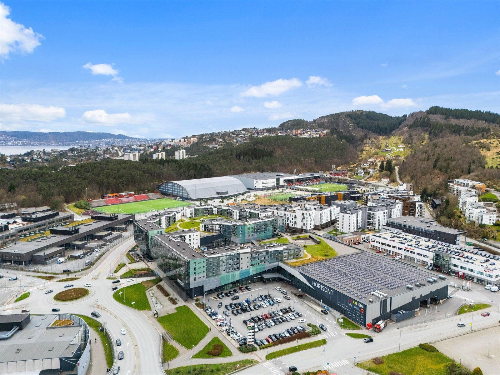 Horisont kjøpesenter med tomten i bakgrunnen. Galleribilde