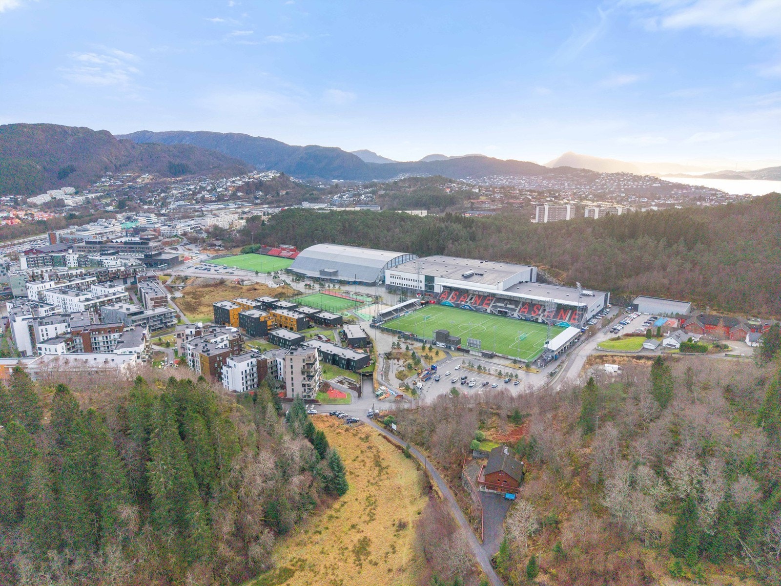 Tomten ligger rett ved Åsane Arena og Horisont kjøpesenter. Meget sentralt med "alt" av fasiliteter i gangavstand. Galleribilde