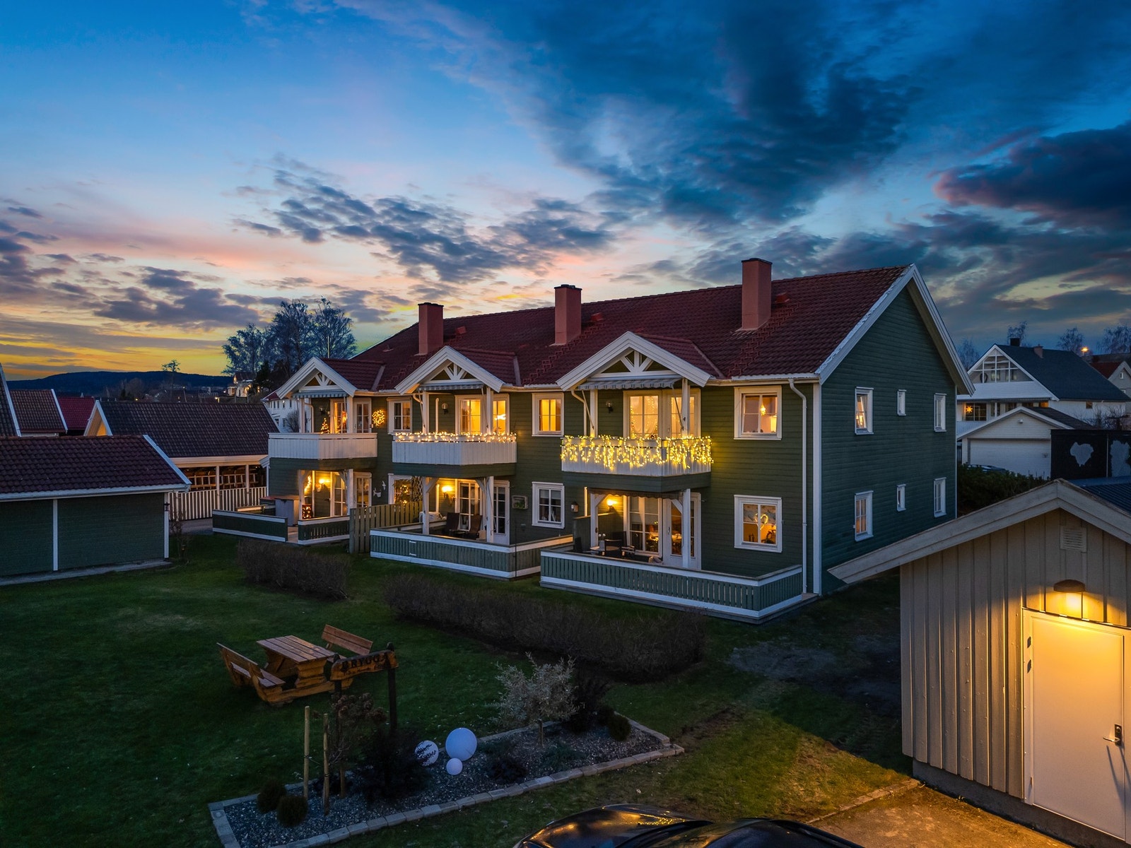 I 2026 skal vinduer og dører i hele sameiet skiftes, samt fasaden på hele bygget skal males. Selger har allerede betalt inn egenandel på 100.000,- til sameiet for dette. Galleribilde