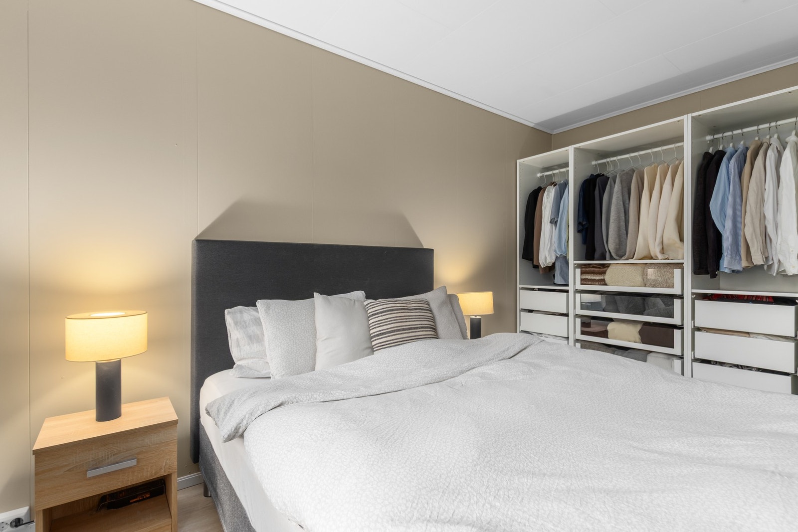 Soverom med god plass til garderobeløsning. Galleribilde