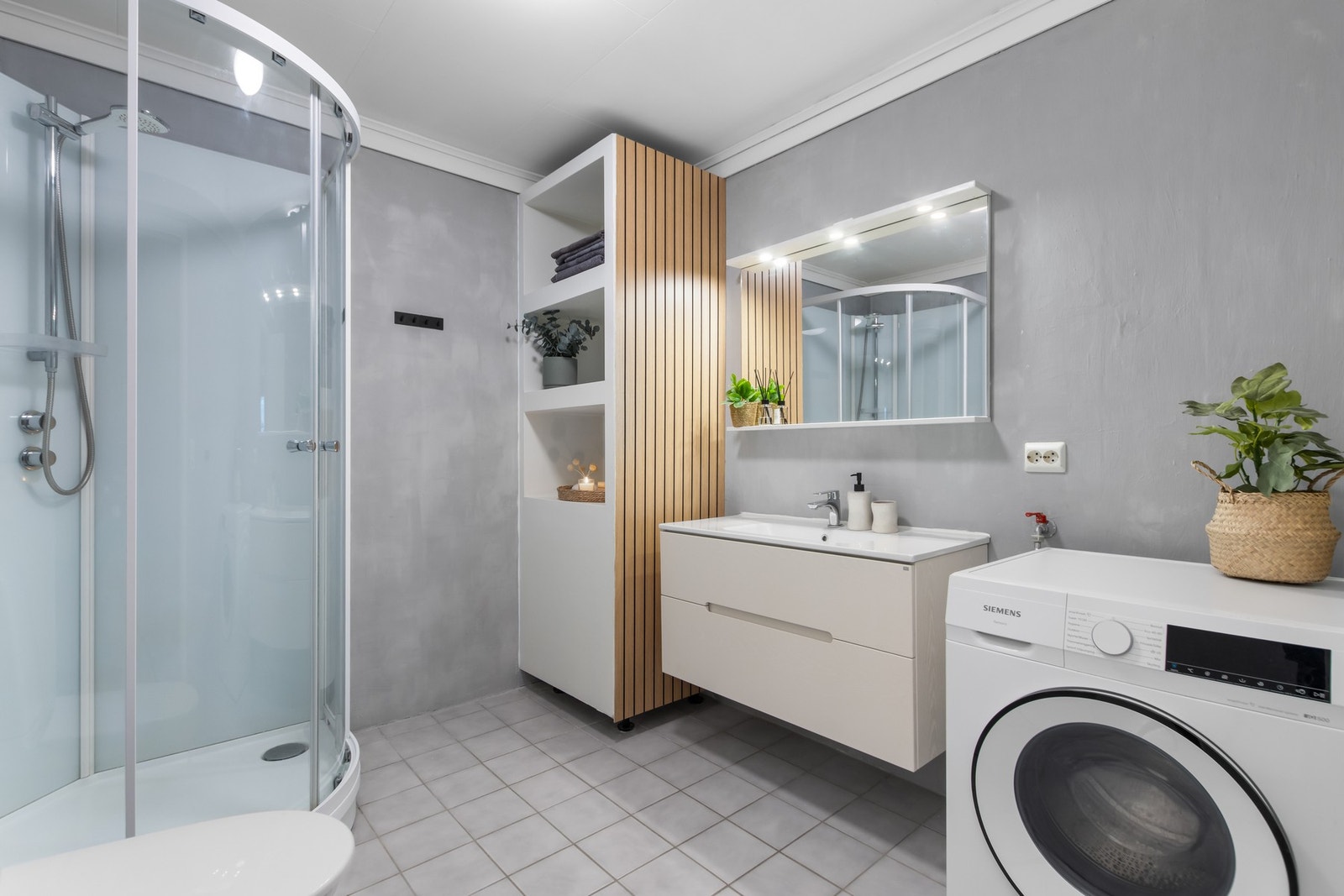 Bad ble oppgradert i 2025 med mikrosement på vegger, ny baderomsinnredning og innbygging av varmtvannstank. Galleribilde