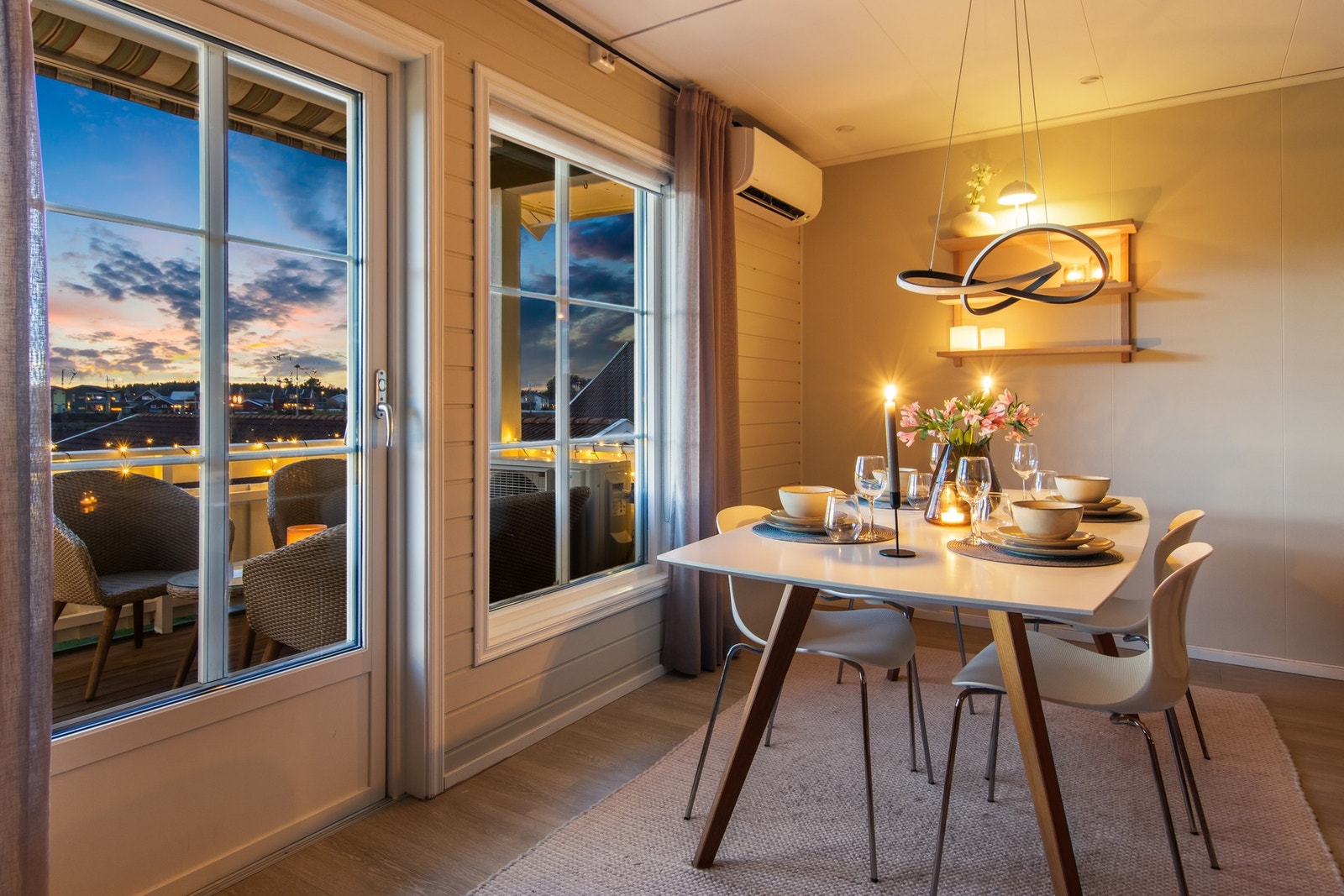 Leiligheten måler 74 kvm (BRA-i) og består av stue, kjøkken, bad, entré, 2 soverom og bod. Utover dette har du også en ekstern bod og parkeringsplass på sameiets tomt. Galleribilde