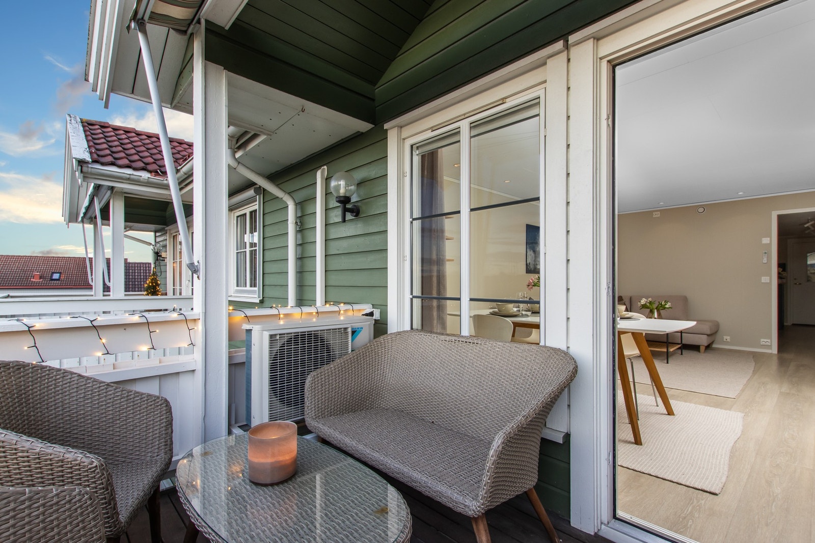 Balkong med markise. Galleribilde