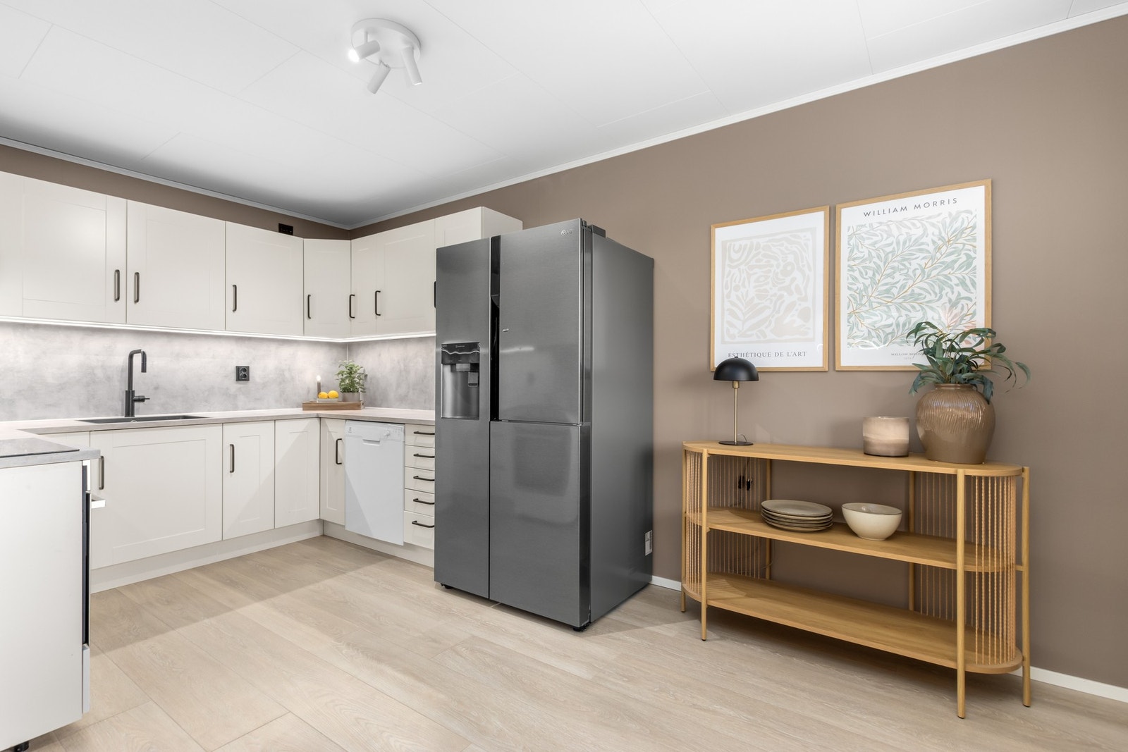 Det ble også lagt opp nye stikkontakter over benkeplate, ledstripe belysning under overskap samt montert ny komfyrvakt for platetopp. Galleribilde