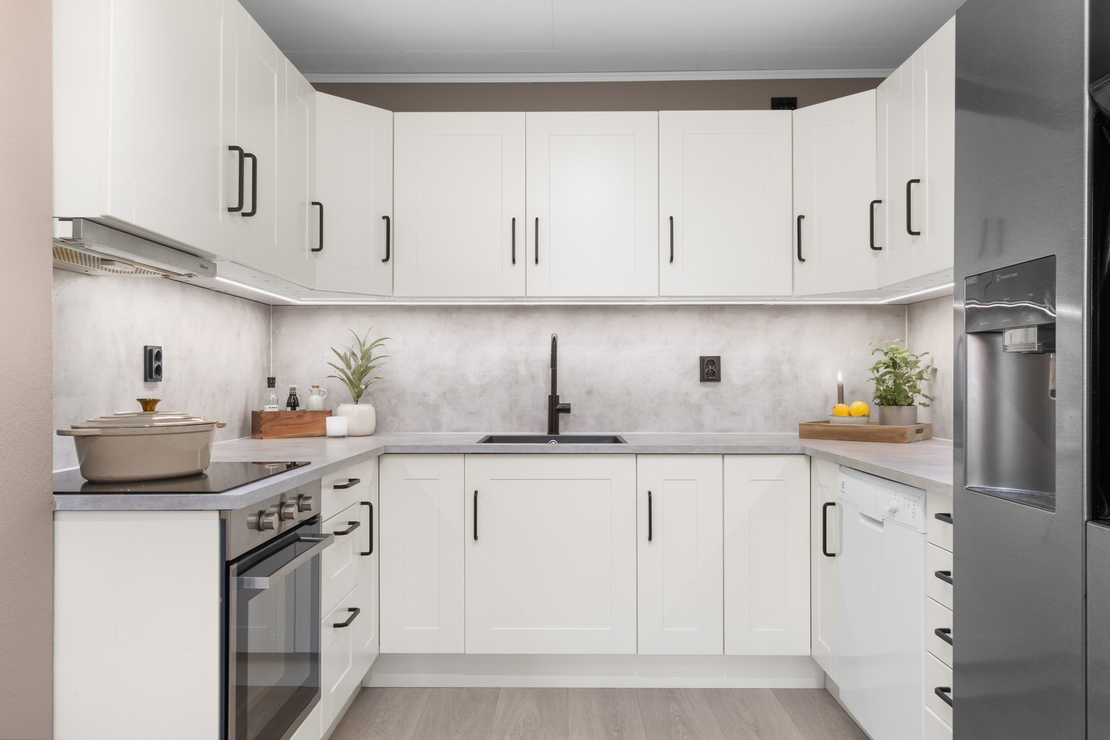 Lyst og pent kjøkken med god skap- og benkeplass. Galleribilde