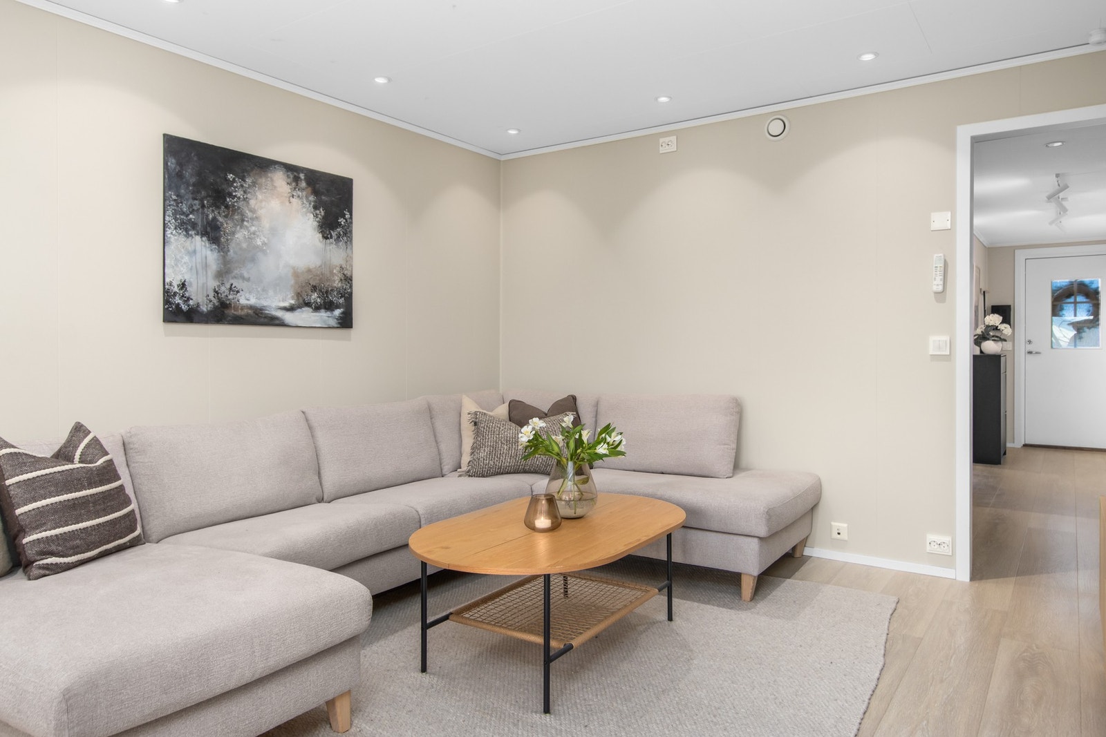 Stue med god plass til sofagruppe, samt downlights i tak. Galleribilde