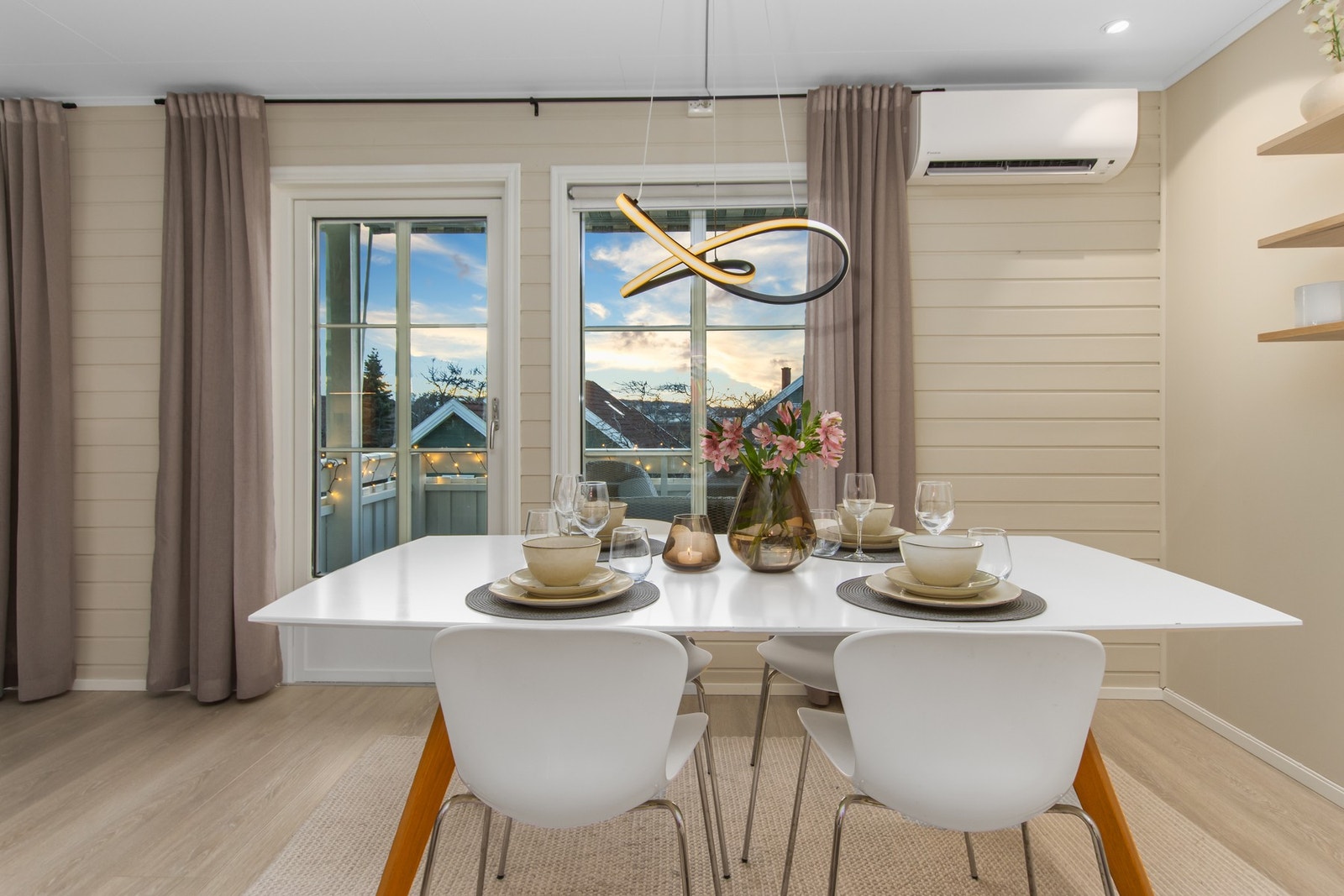 Leiligheten oppvarmes via strøm og varmepumpe. Varmepumpe fra 2023. Viftemotorer i ventilasjonsanlegget ble byttet i 2022. Galleribilde