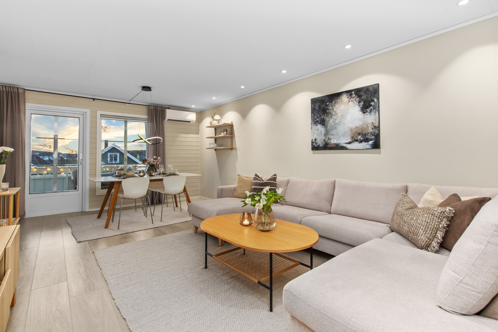 Leiligheten er malt i lune farger, samt har nytt laminatgulv og nye gulvlister utført i 2022. Galleribilde