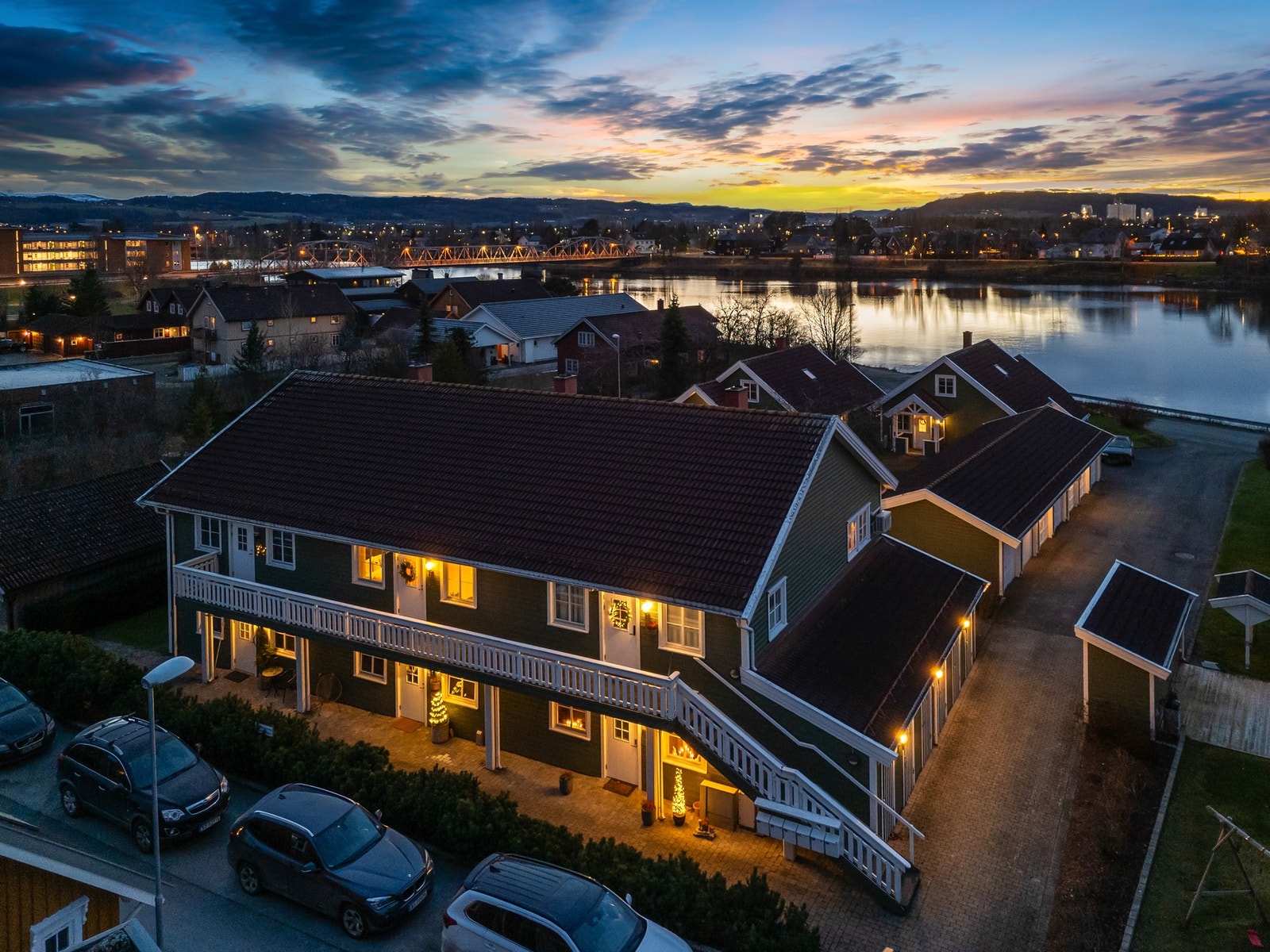 Leiligheten har en flott beliggenhet i Veita med kort gangavstand til det aller meste. Like ved har du også fine turstier ved Verdalselva ut mot Trones. Galleribilde