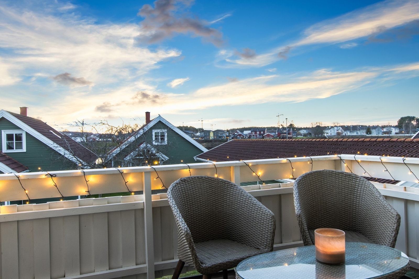 Solrik balkong vendt mot elva. Galleribilde