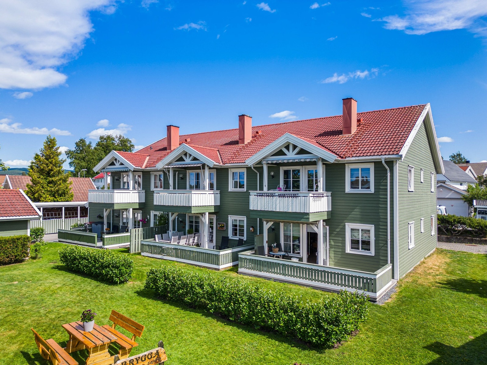 Leilighet beliggende i Verdal sentrum med offentlige kontorer, banker, forretninger, jernbane og butikker. Galleribilde