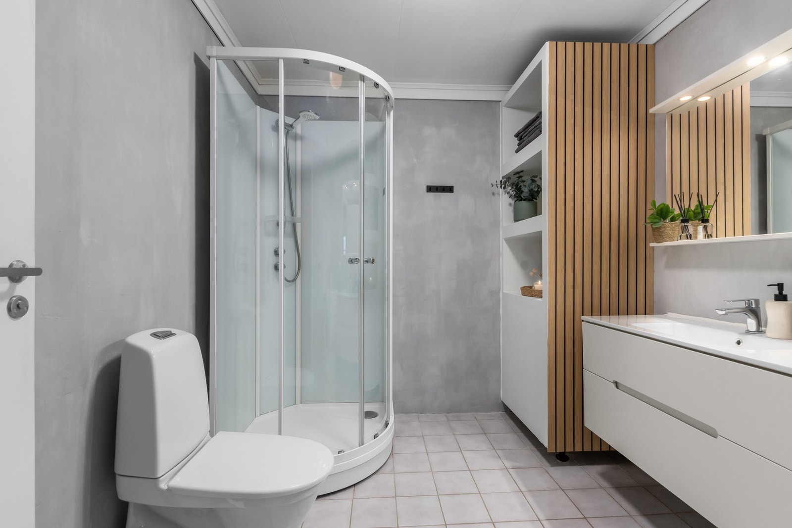 Bad med gulvvarme og dusjkabinett fra 2021. Galleribilde