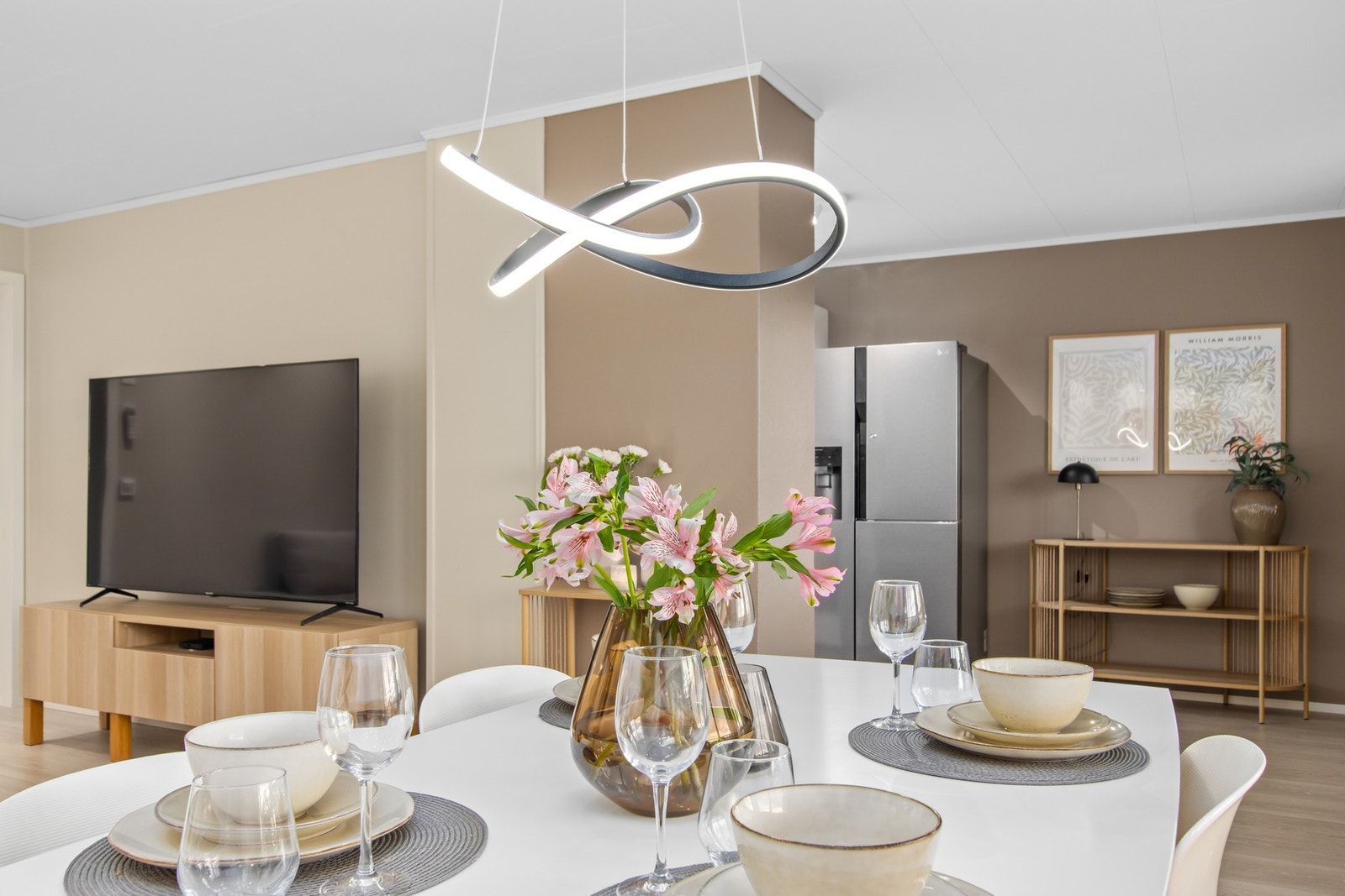 Leiligheten har en åpen stue og kjøkken løsning som gir en luftig romfølelse. Galleribilde