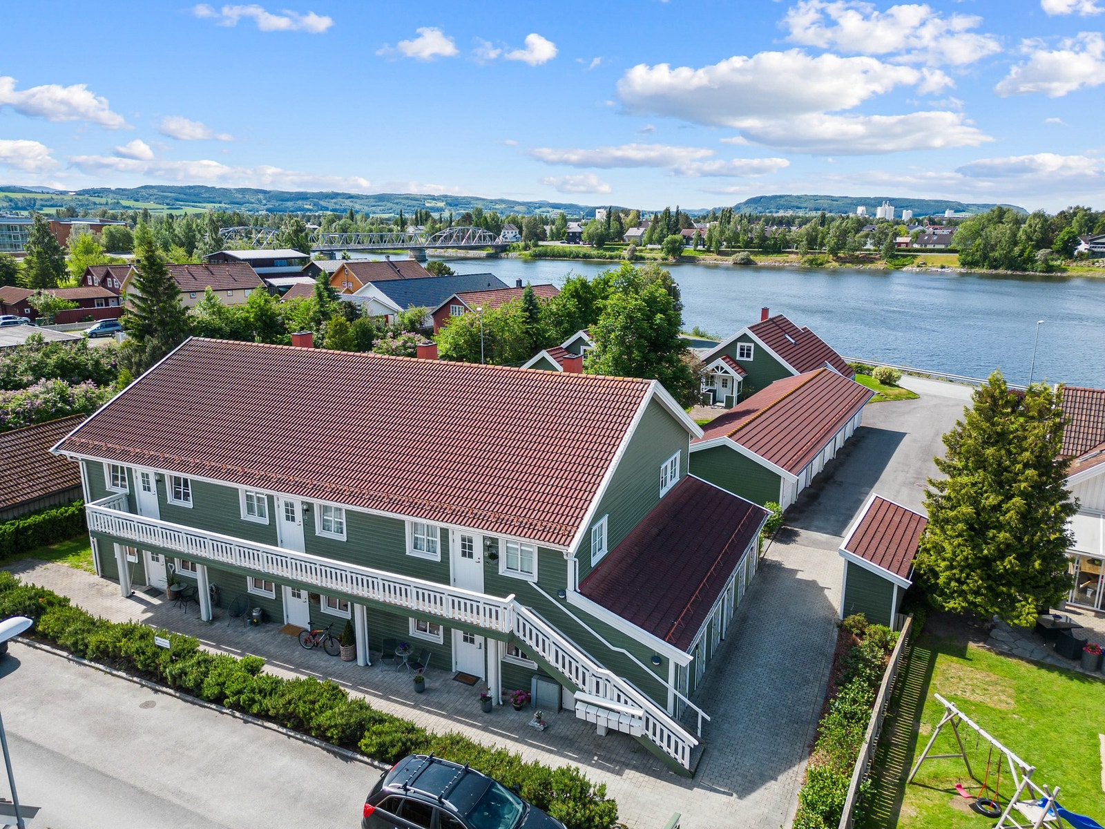 Leiligheten disponerer parkering på uspesifisert parkeringsplass på sameietes eiendom. Galleribilde