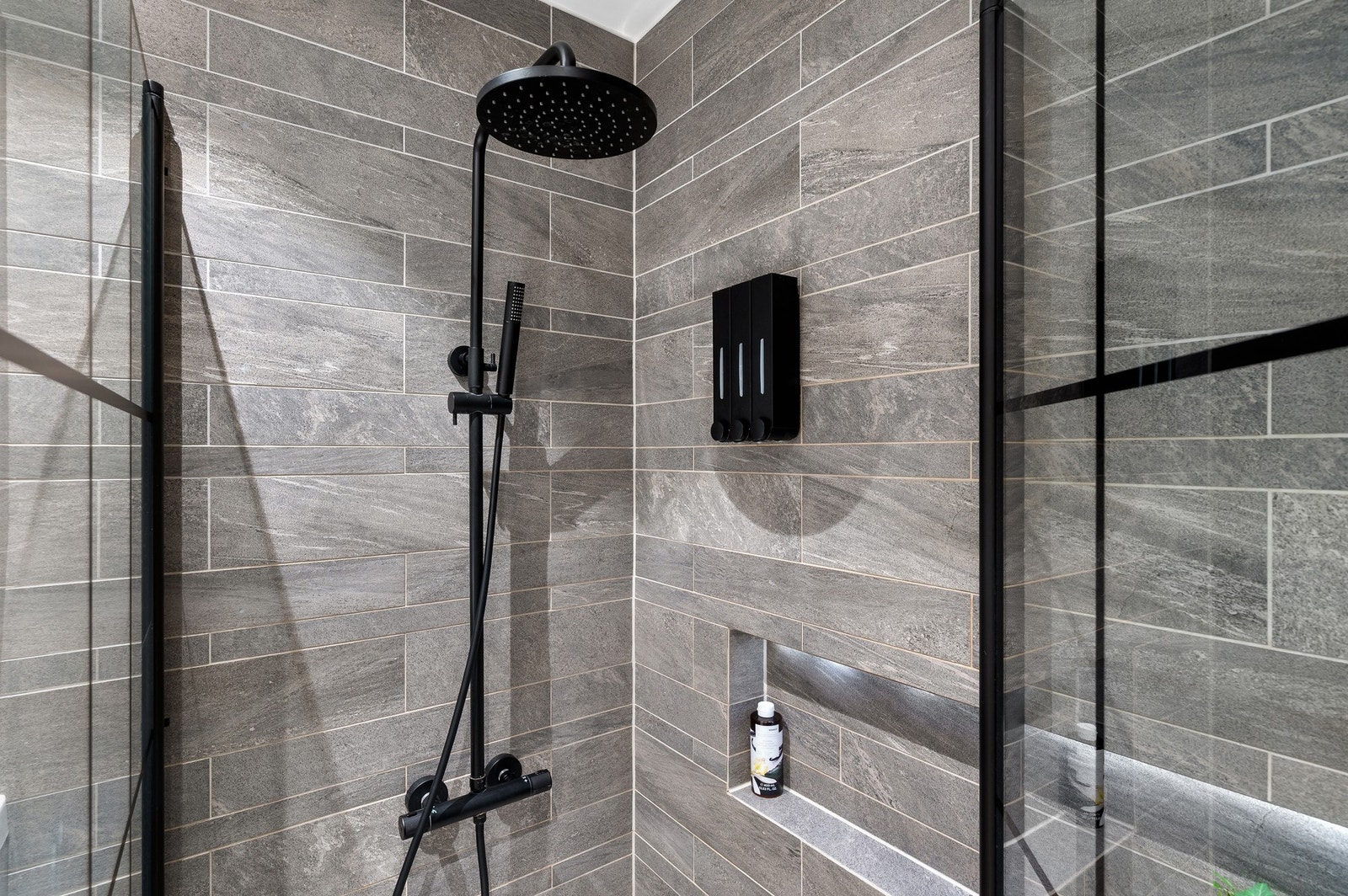 Delikat nisje med waterfall dusj og belyst innfelt dusjhylle. Galleribilde