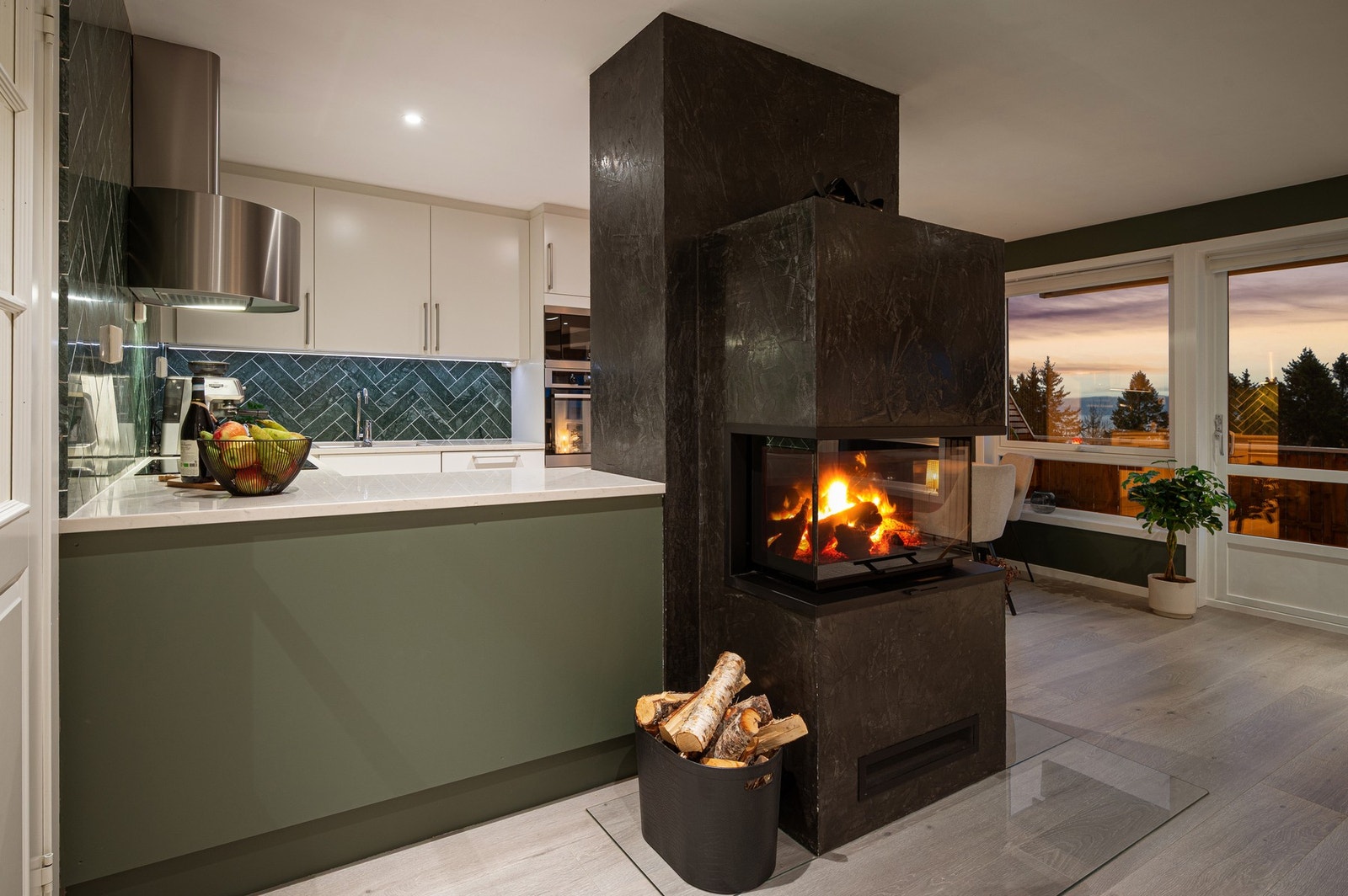 Gjennomgående gode og moderne materialvalg. Peisen fungerer som en ypperlig og praktisk romdeler. Galleribilde