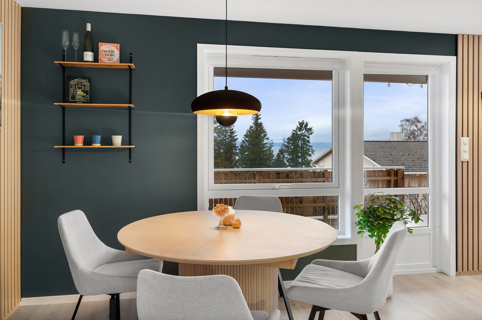 Fra spisestuen har du utgang til en herlig terrasse på 43 kvm. Galleribilde