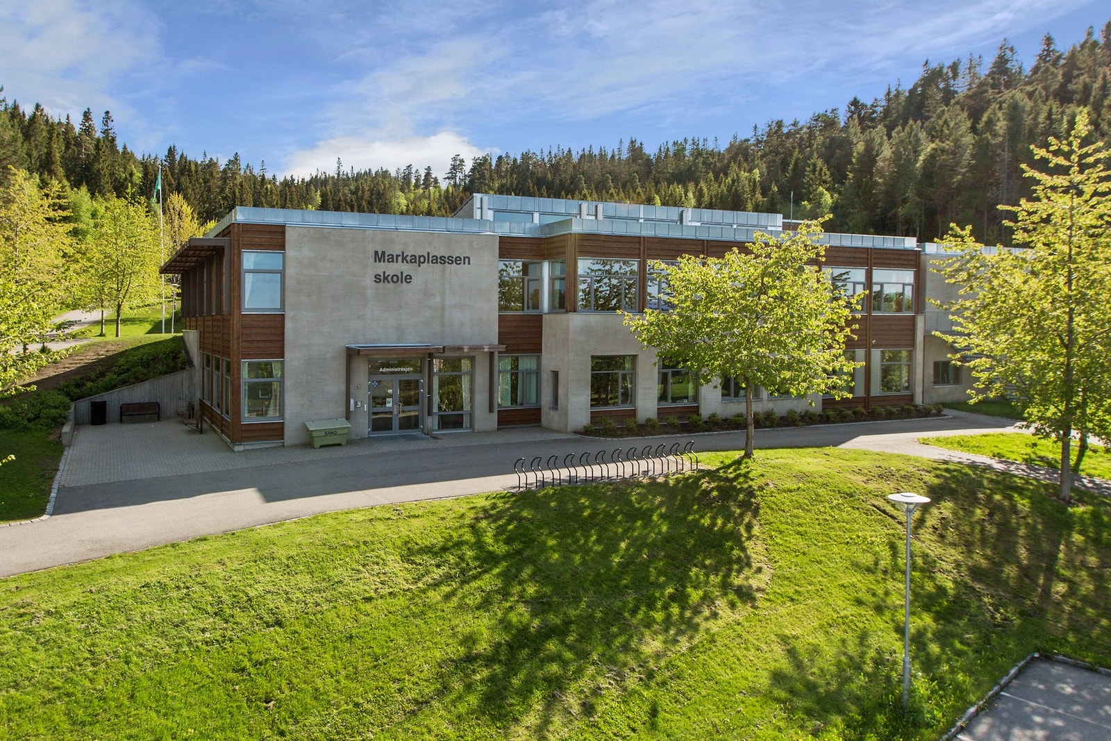 Både barneskole og ungdomsskole innen gangavstand fra leiligheten. Galleribilde