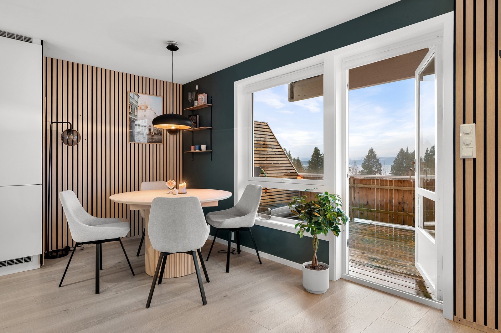 Spisebordet finner sin naturlige plassering i stuehjørnet, mellom stue og kjøkken. Galleribilde