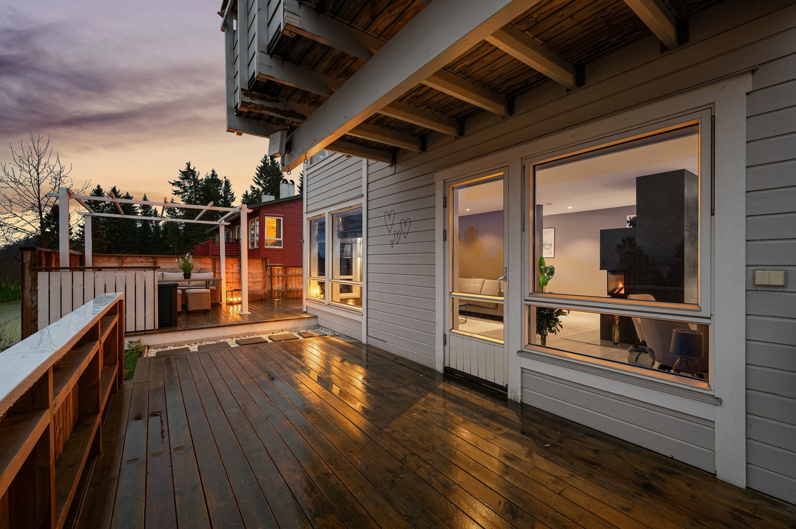 Kveldsbilde terrasse. Meget pent opparbeidet med hvit singel og steppesteiner. Galleribilde