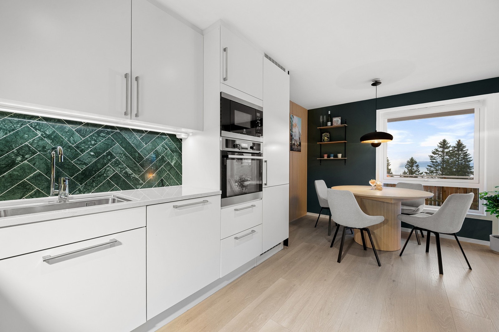 Gjennomgående gode materialvalg som f.eks. steinbenkeplate på kjøkken. Galleribilde