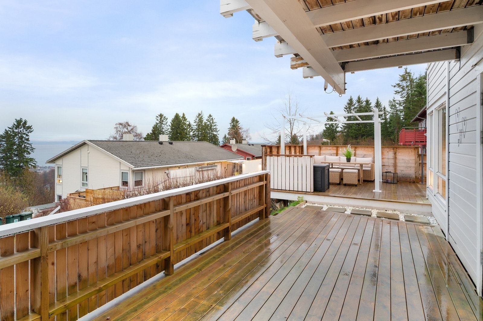 Dagbilde terrasse. Parkering rett nedenfor. Galleribilde