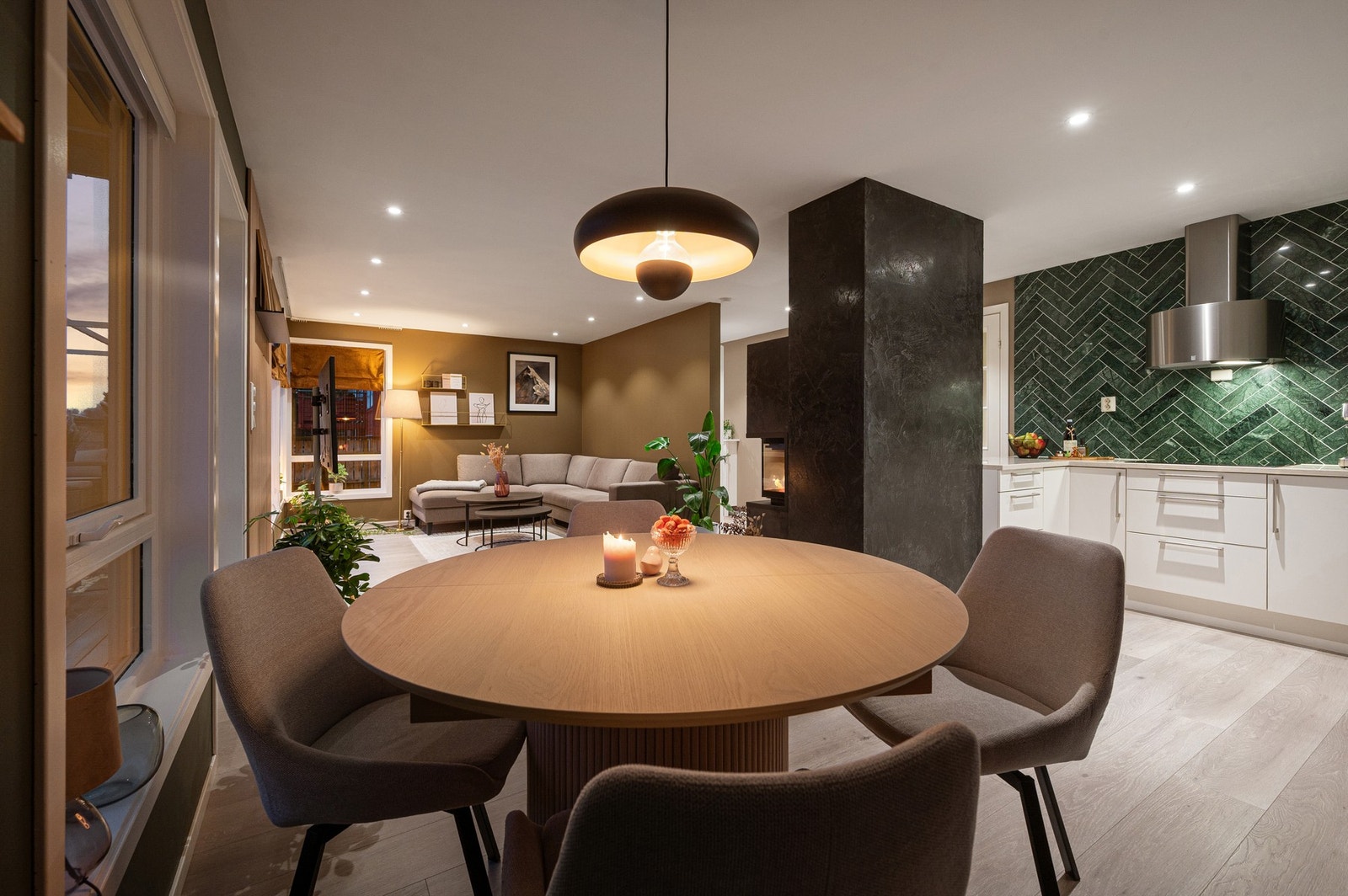 Den semi-åpne stue/kjøkkenløsningen er på ca. 33,4 kvm. Galleribilde