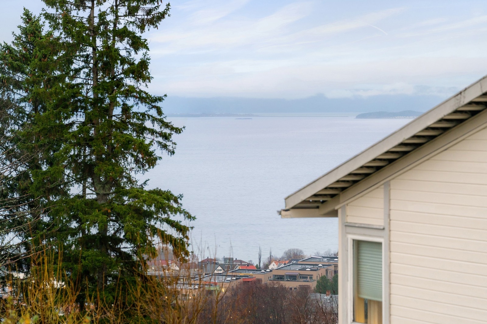 Herlig fjordsutsikt fra uteplassene, kjøkken og stue. Galleribilde