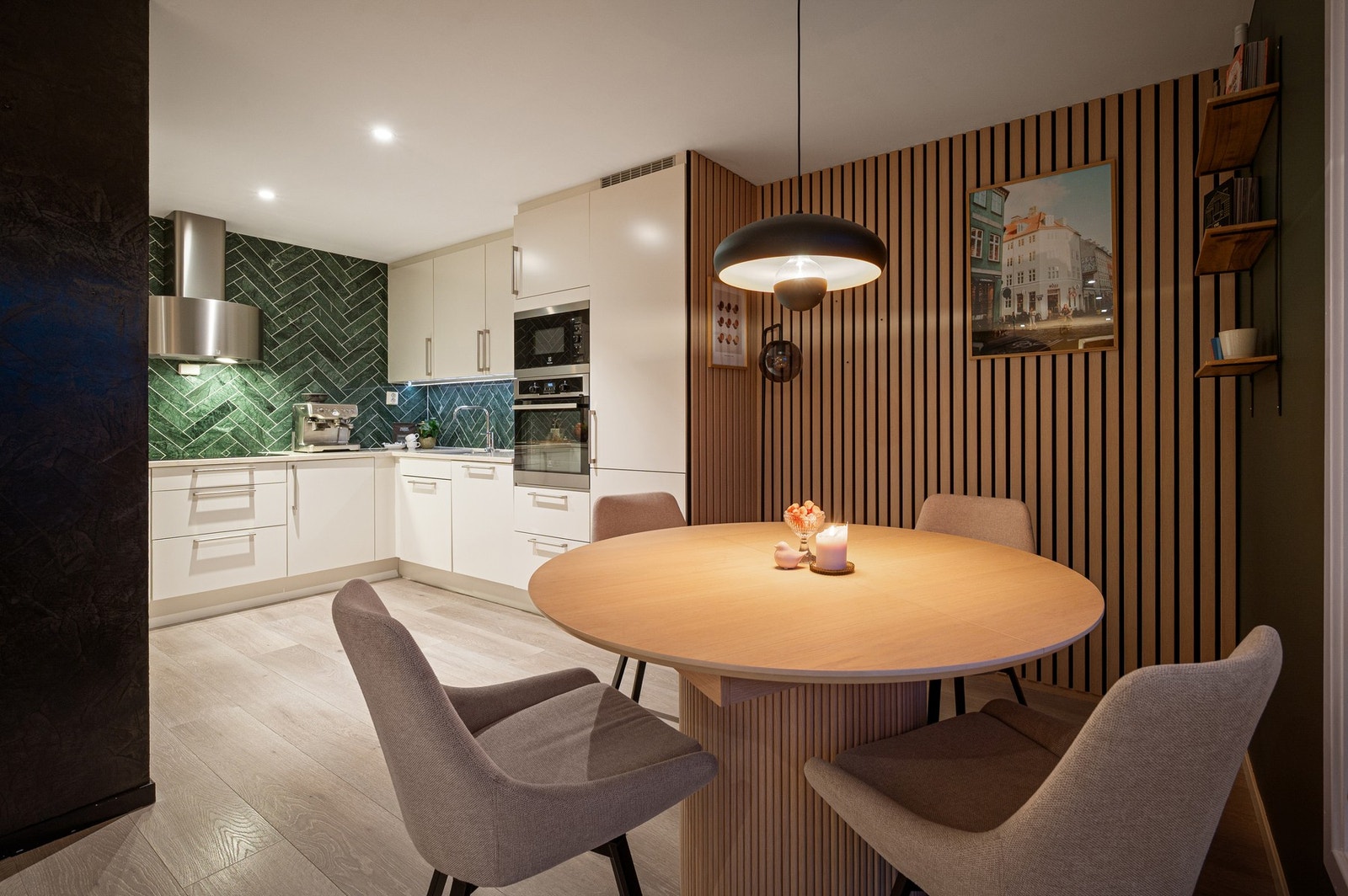 Dette er en stilsikker og oppusset 1/4-part av firemannsbolig. Galleribilde