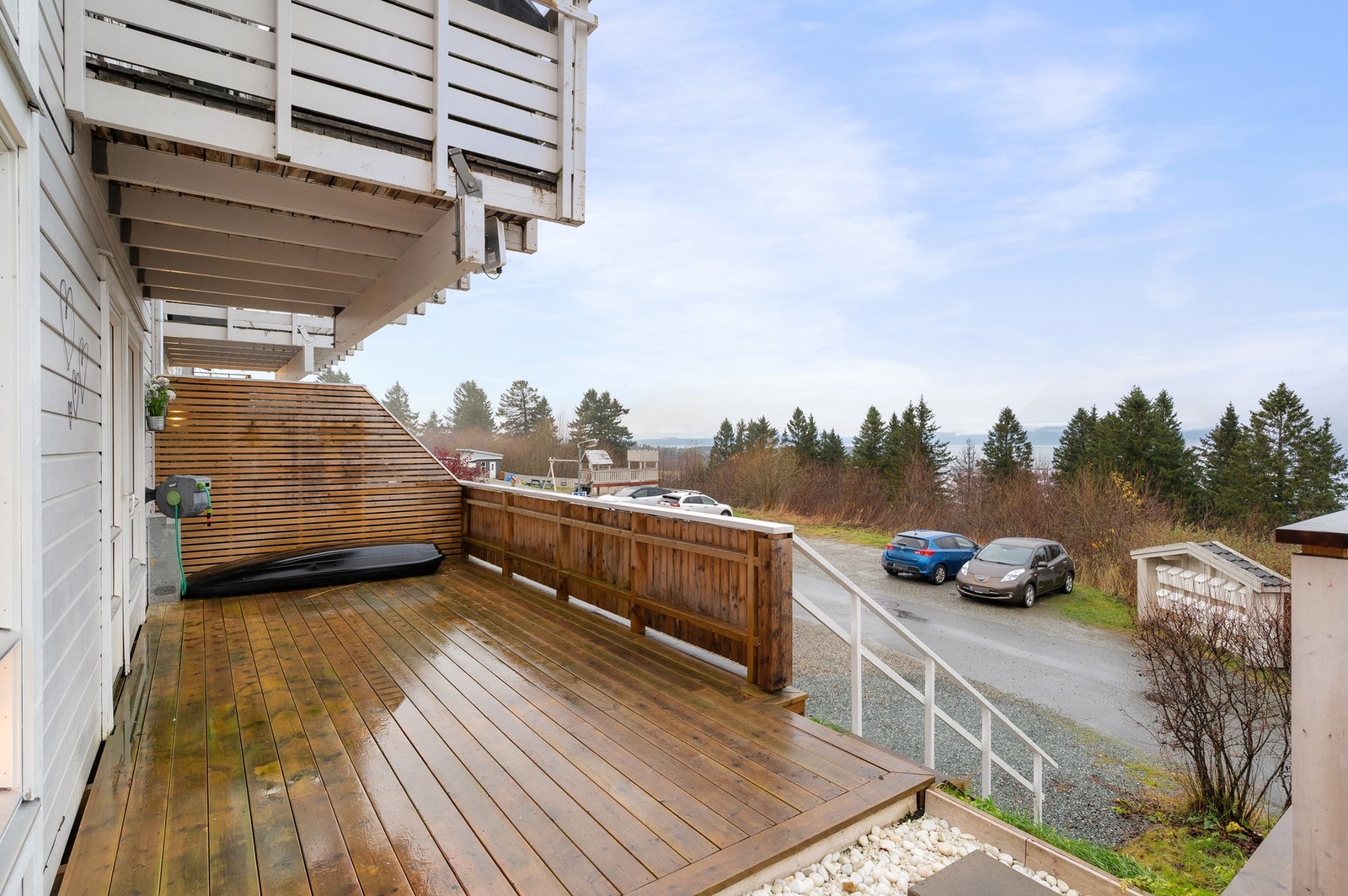 Dagbilde terrasse. Parkering rett nedenfor. Galleribilde