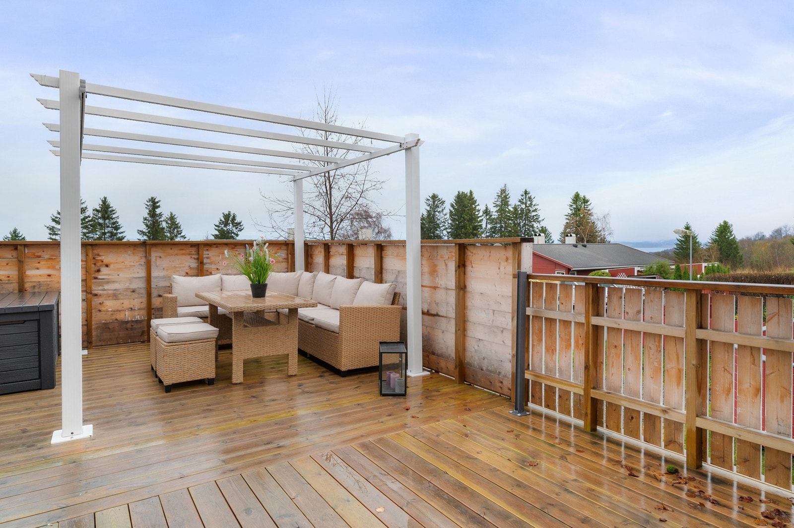 Terrassen fungerer som en forlengelse av stua på sommerhalvåret. Galleribilde