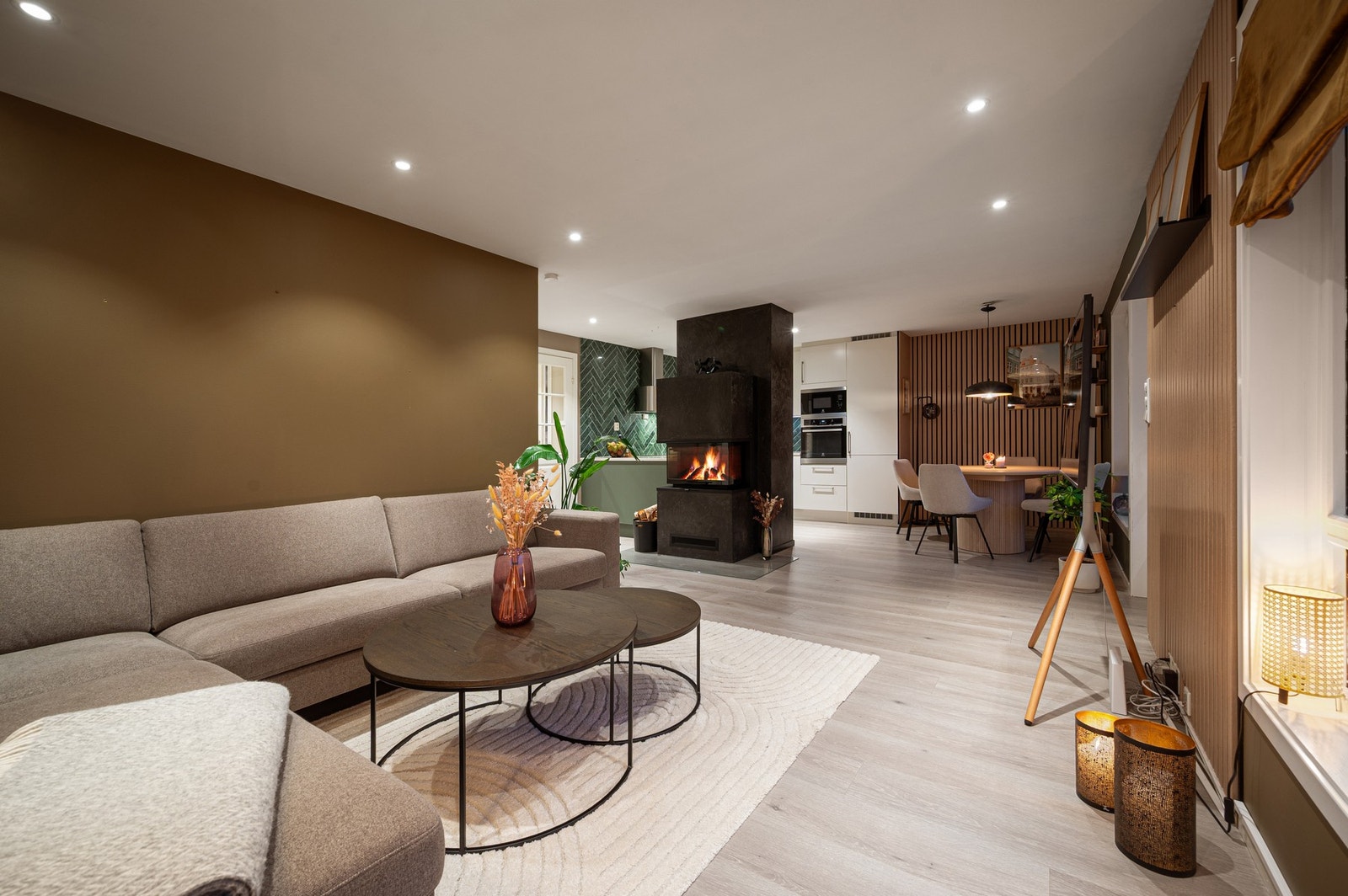 Peisen fungerer som en naturlig romdeler, og er et hyggelig oppvarmingsalternativ på vinterhalvåret. Galleribilde