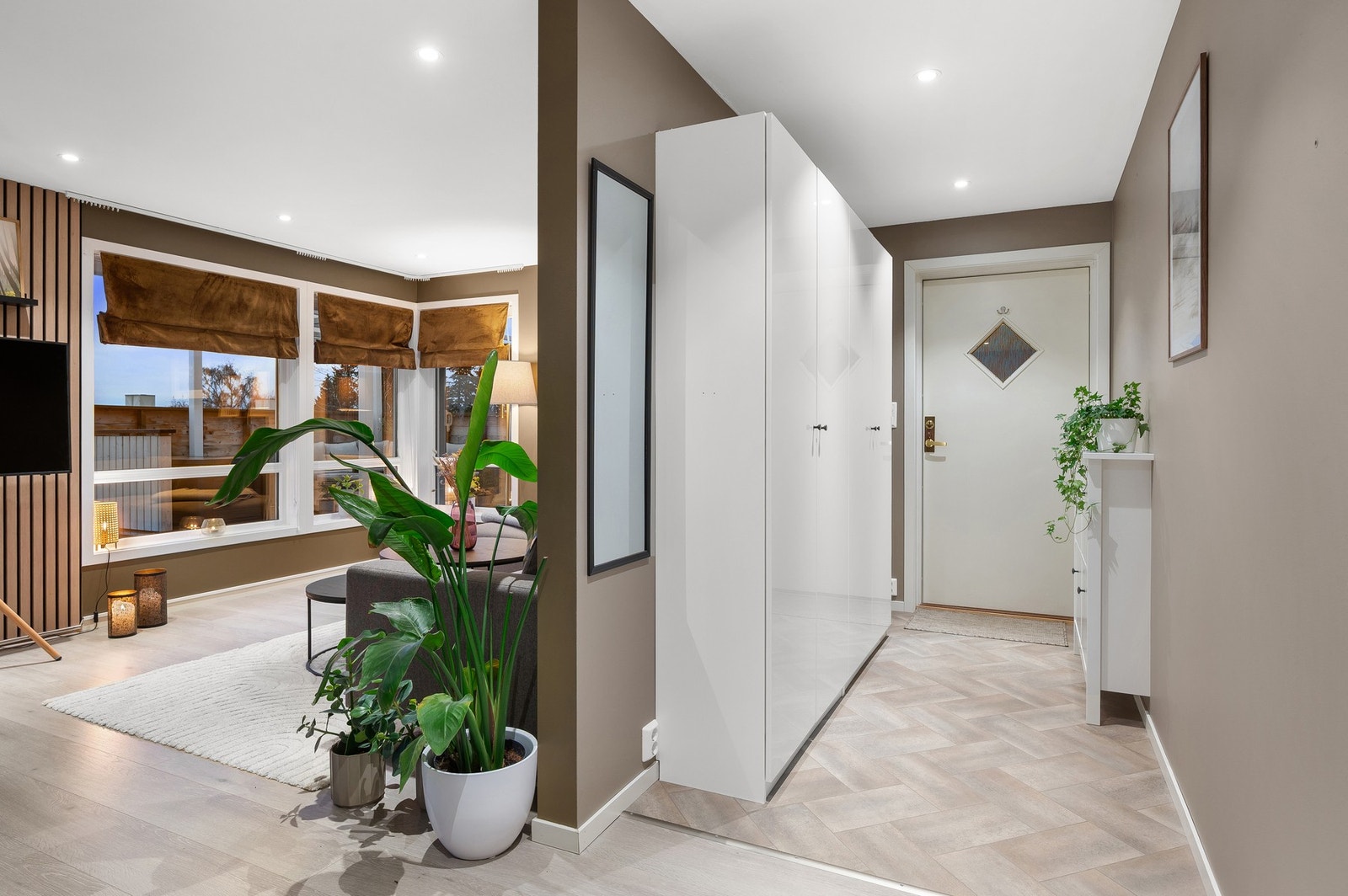 Innbydende entré med downlights og flis i stilig fiskebensmønster. Galleribilde