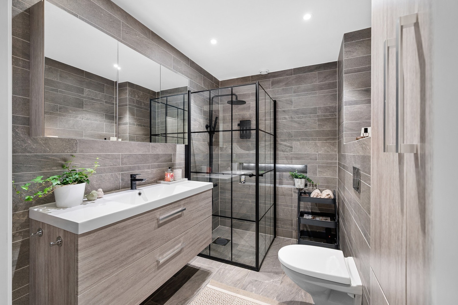 Pent, flislagt bad fra 2016. Downlights i himling og varme i gulv. Galleribilde