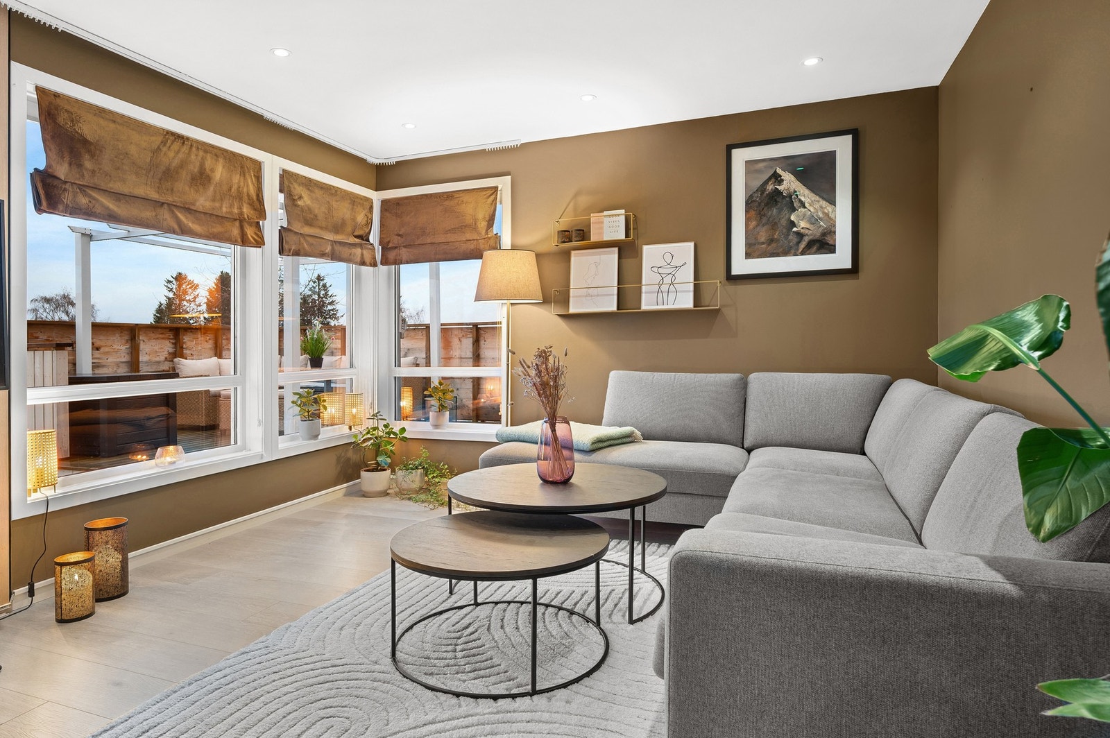 Store vindusflater i flere himmelretninger sørger for rikelig med naturlig lys inn i stua. Galleribilde