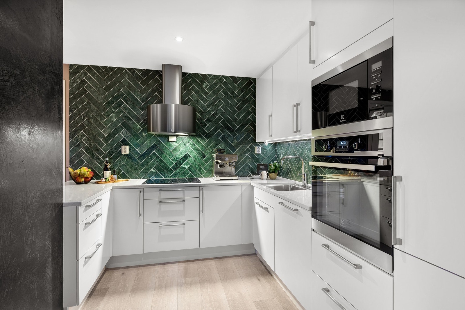 Kjøkkenet er fra 2016 og er utstyrt med integrerte hvitevarer som komfyr, platetopp, mikro, oppvaskmaskin, kjøleskap og fryser. Galleribilde