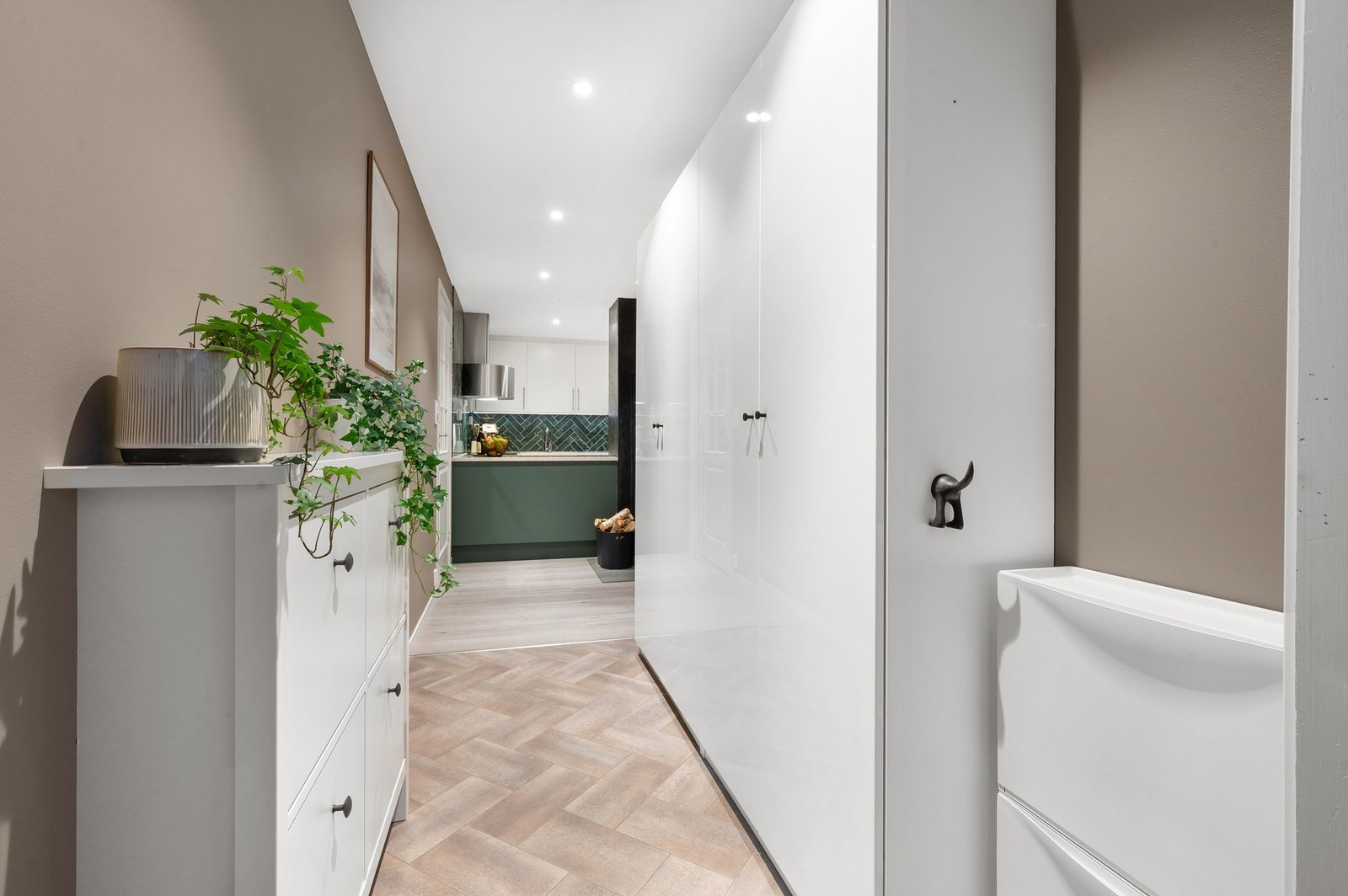 Innbydende entré med downlights og flis i stilig fiskebensmønster. Galleribilde