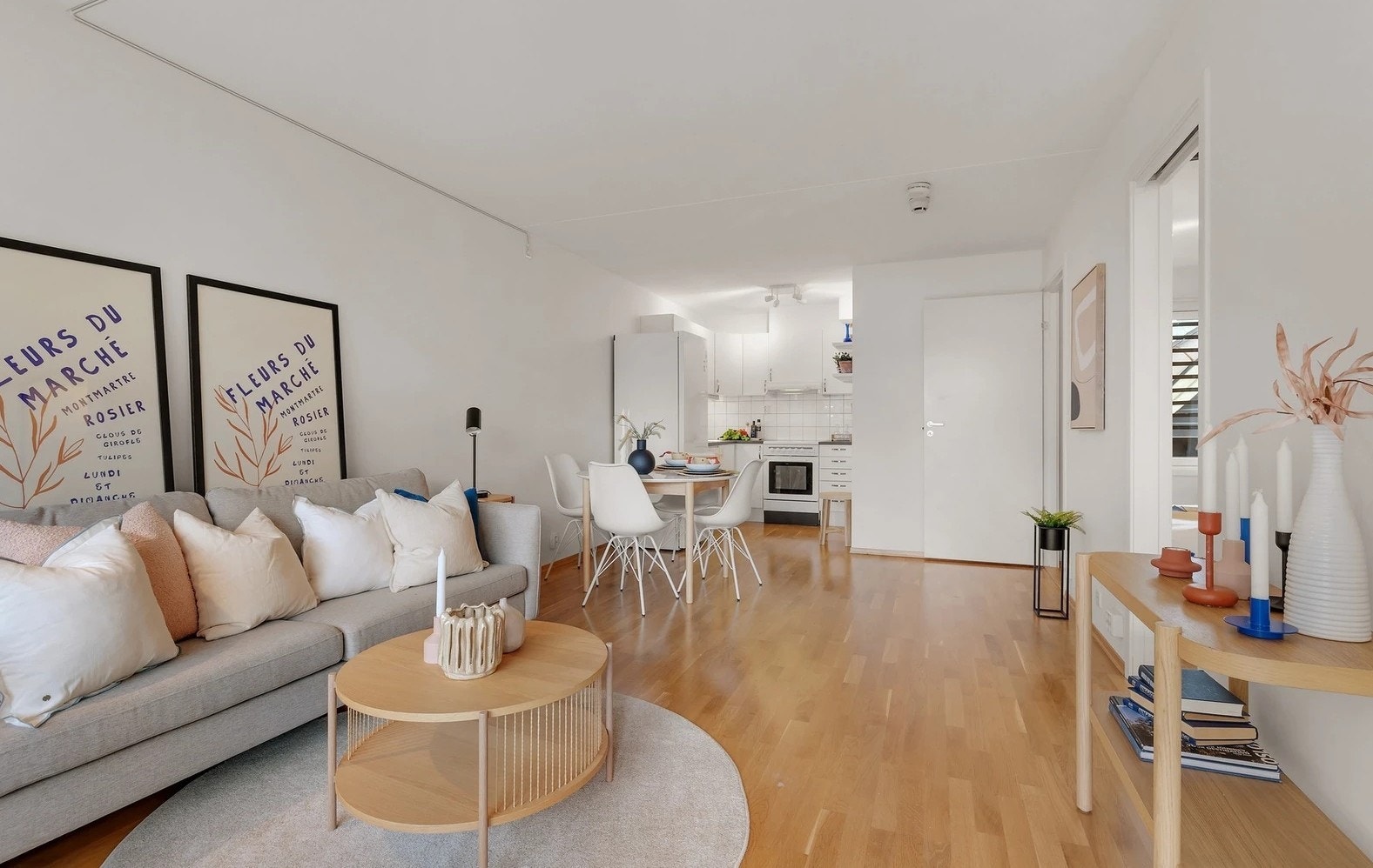 Stue med halvåpen kjøkkenløsning Galleribilde