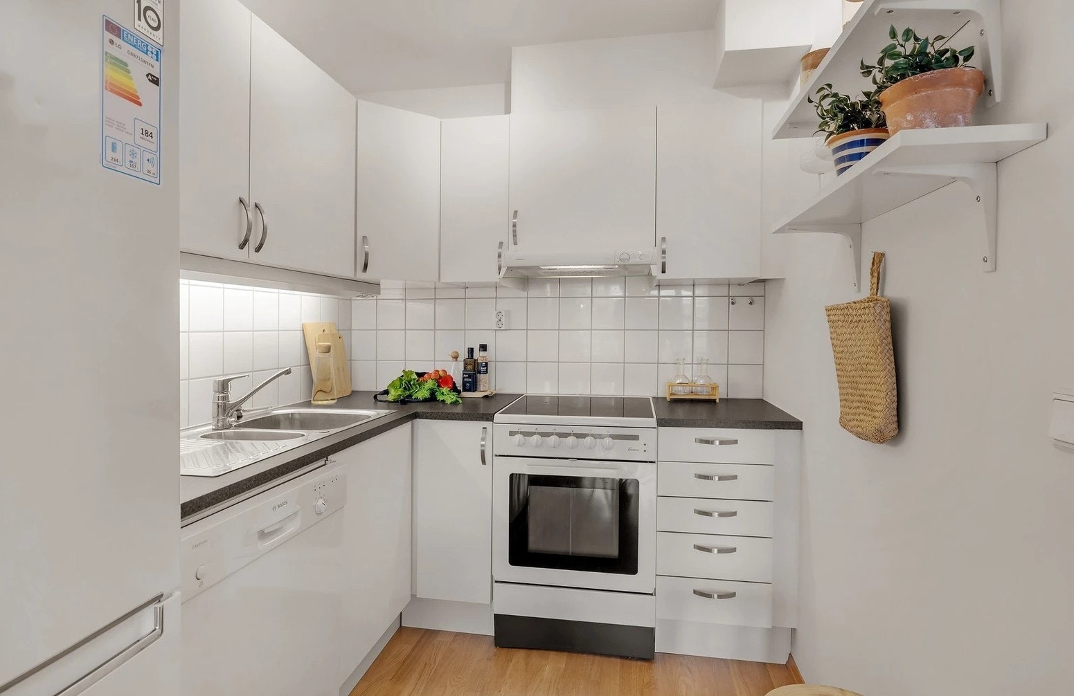 Kjøkken med hvitevarer Galleribilde