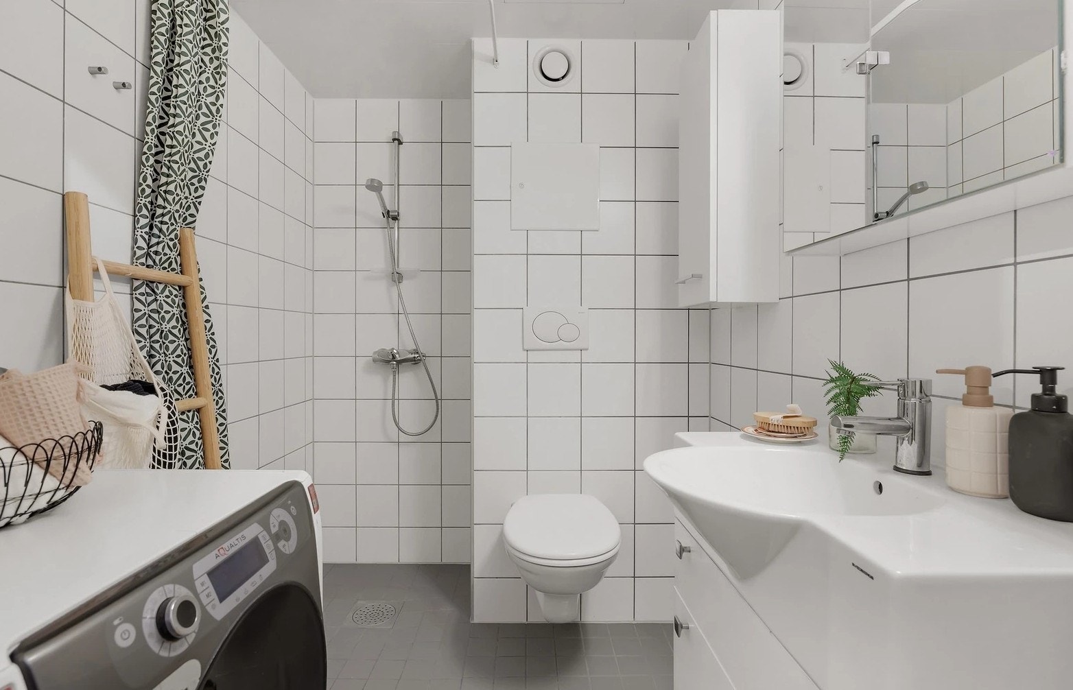 Pent flislagt bad Galleribilde