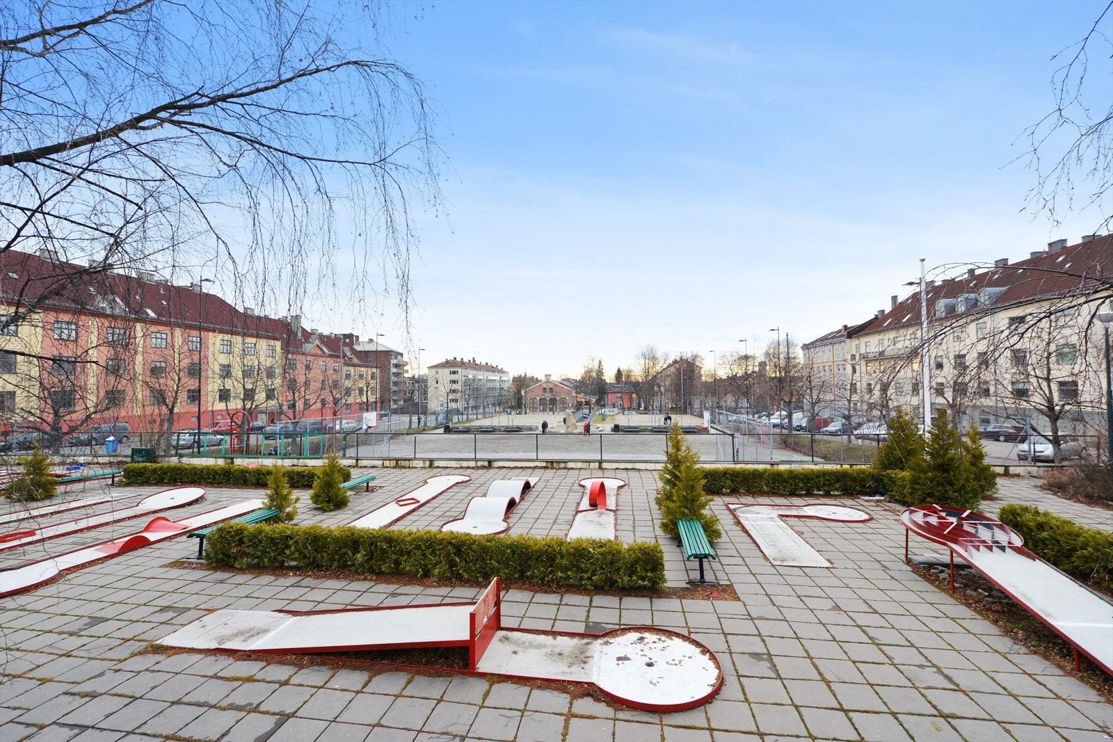 Rett ved Torshovparken er det sandvollyballbaner, minigolf, basket -og fotballbane.. Galleribilde