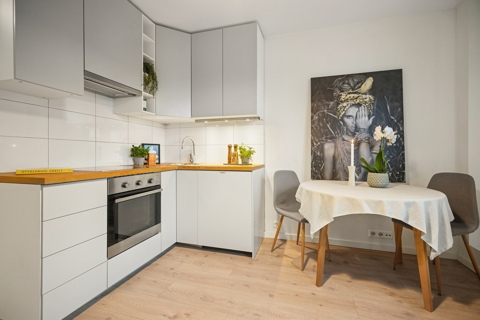 Ikea kjøkkeninnredning med lysegrå, slette fronter og laminert benkeplate. Galleribilde